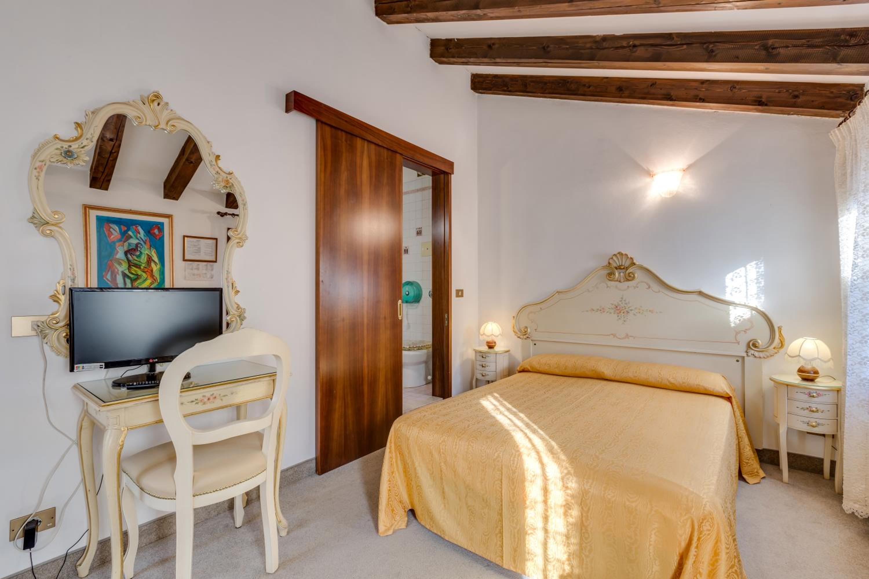 Double or Twin Room photo 3