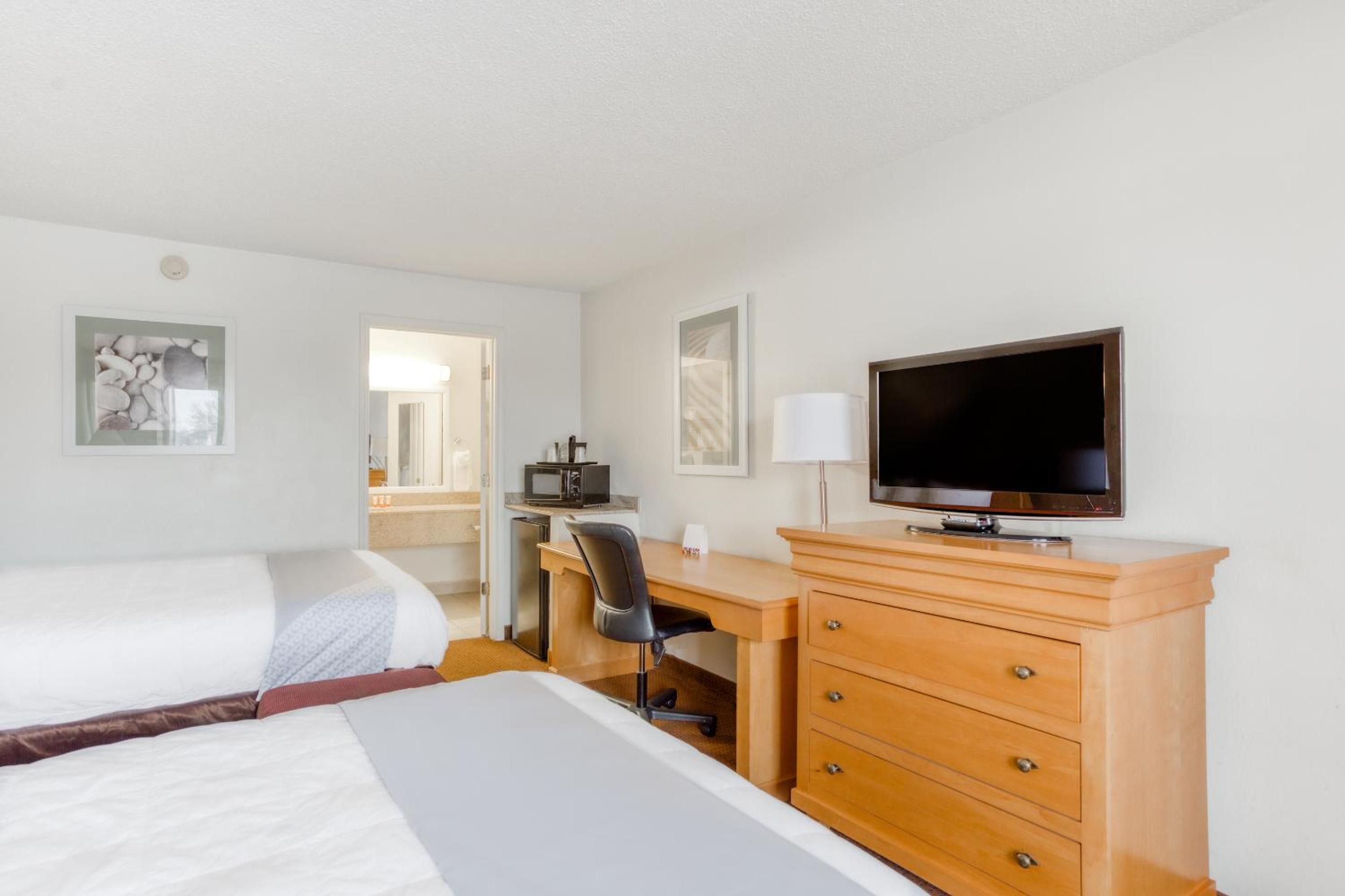 Double Room with Two Double Beds photo 2