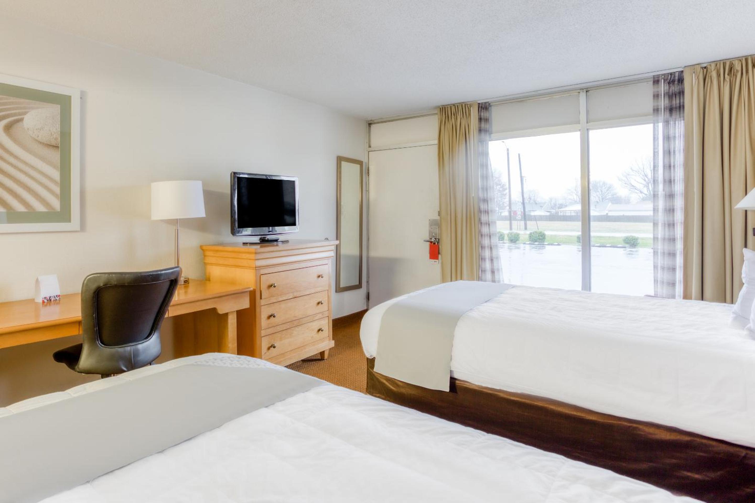 2 Full Bed Accessible photo 3