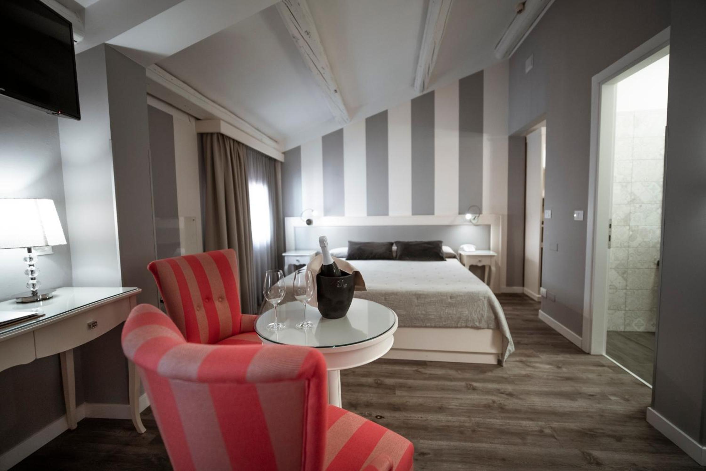 Deluxe Junior Suite - Photo 1