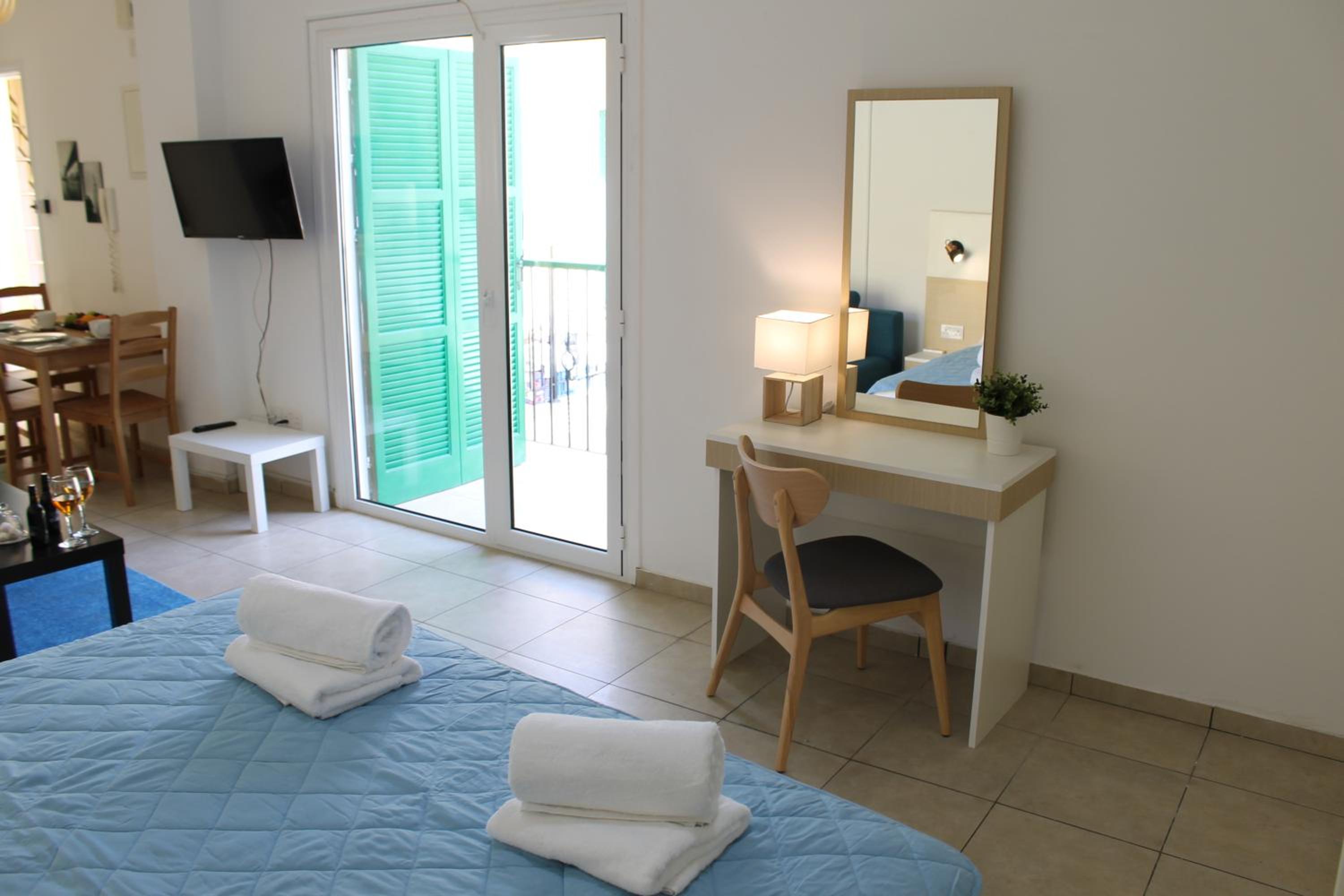 Studio with Balcony - Photo 2