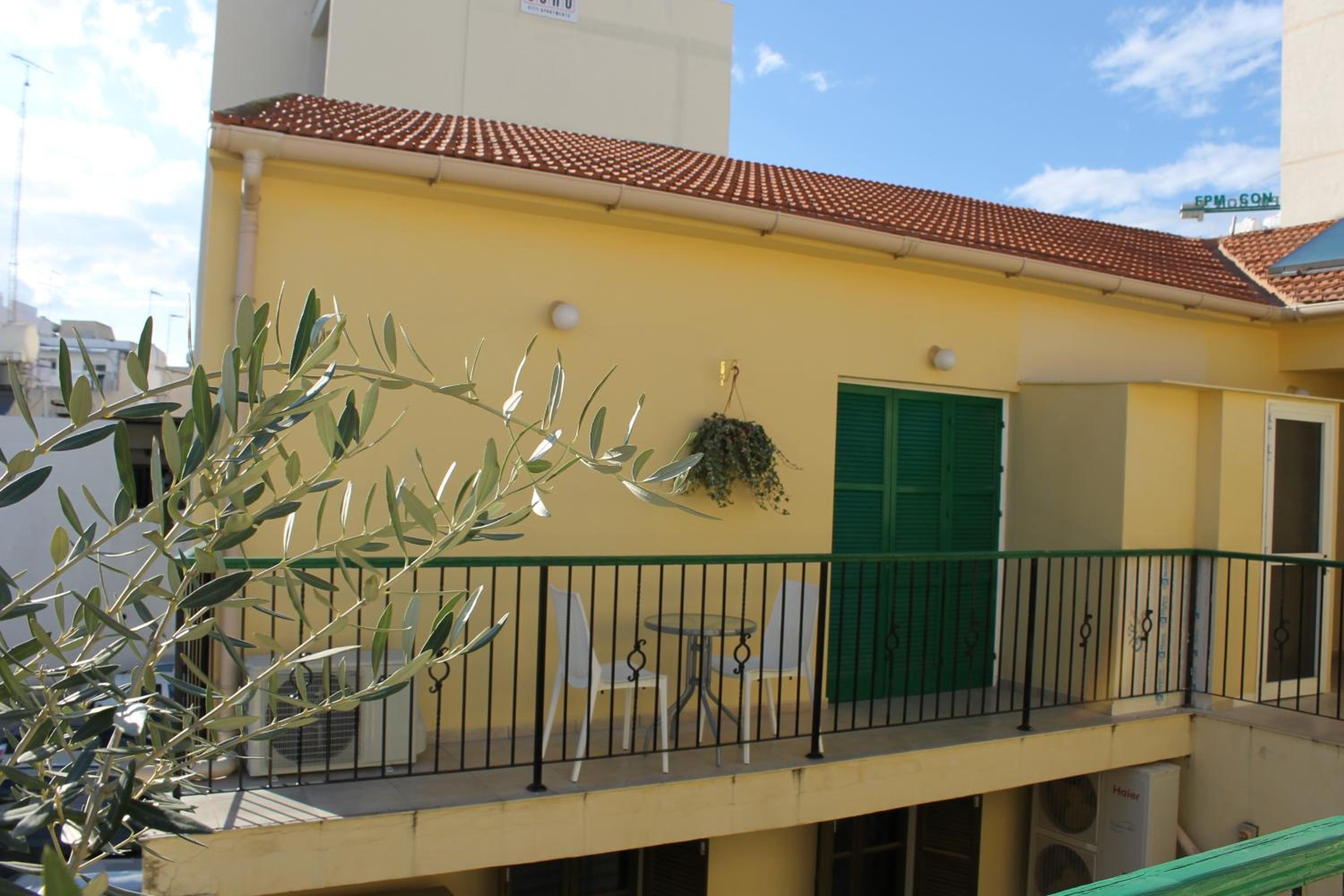 Studio with Balcony - Photo 5