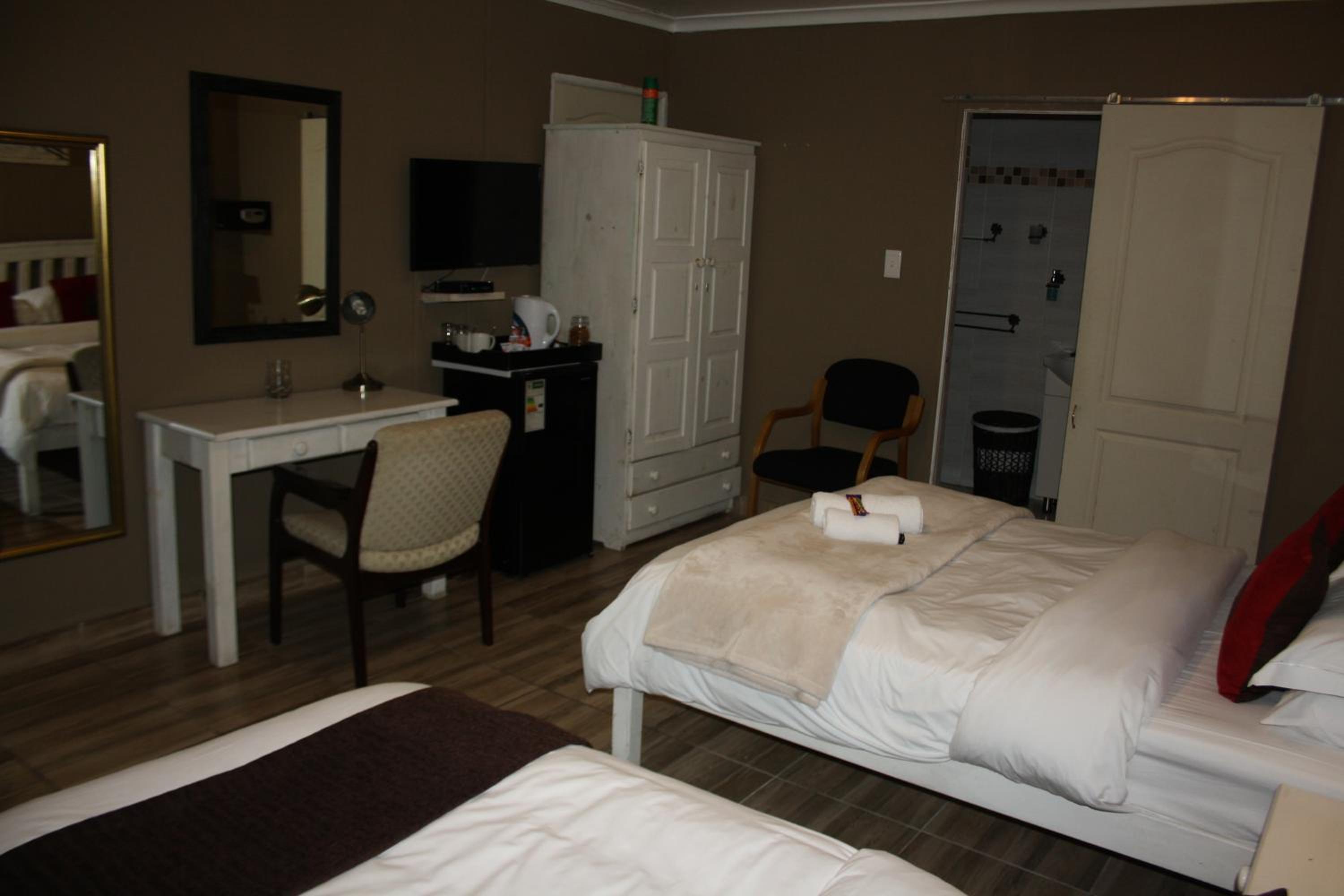 Deluxe Room (2 Adults + 1 Child) - Photo 1