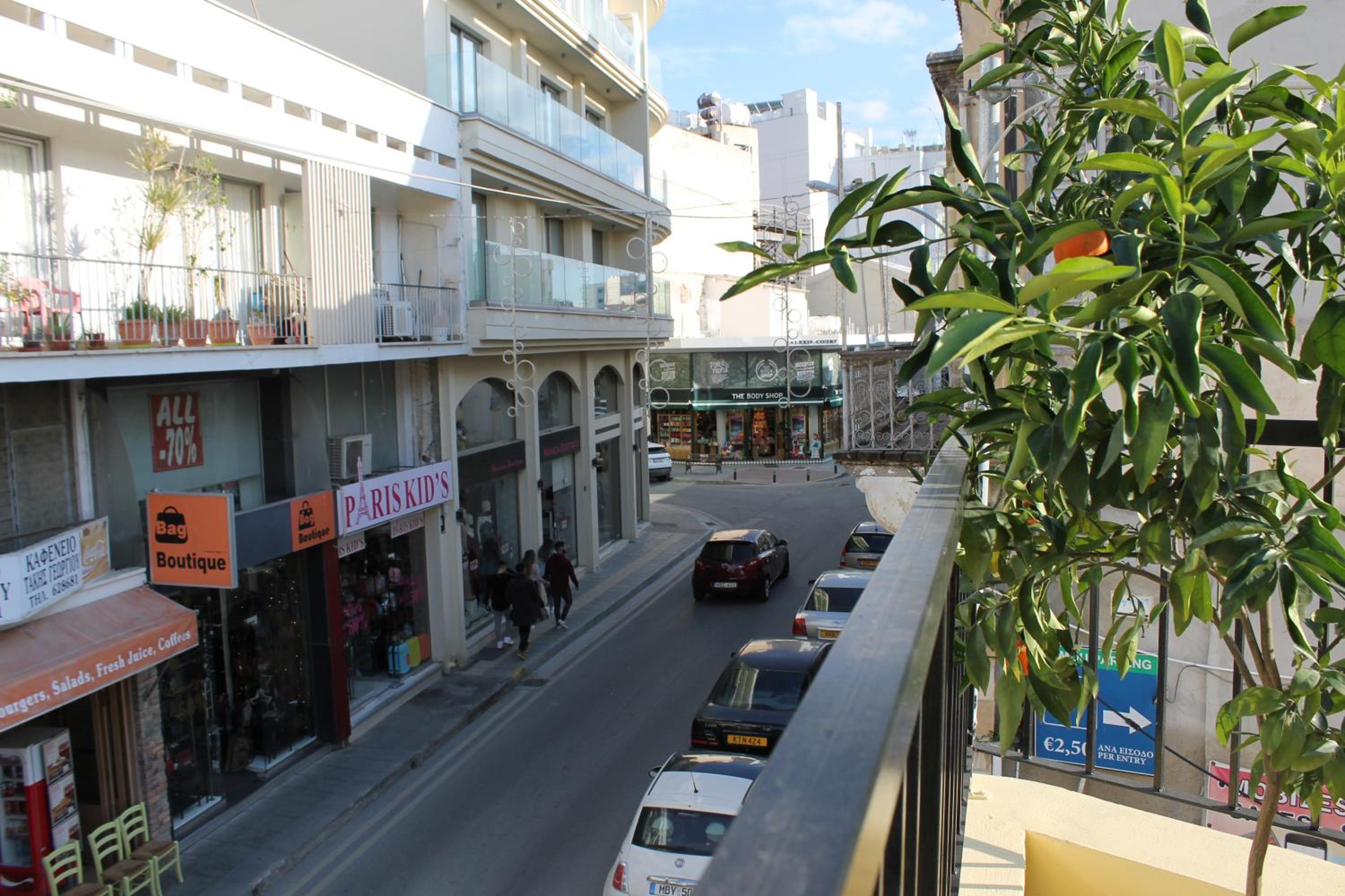Studio with Balcony - Photo 3