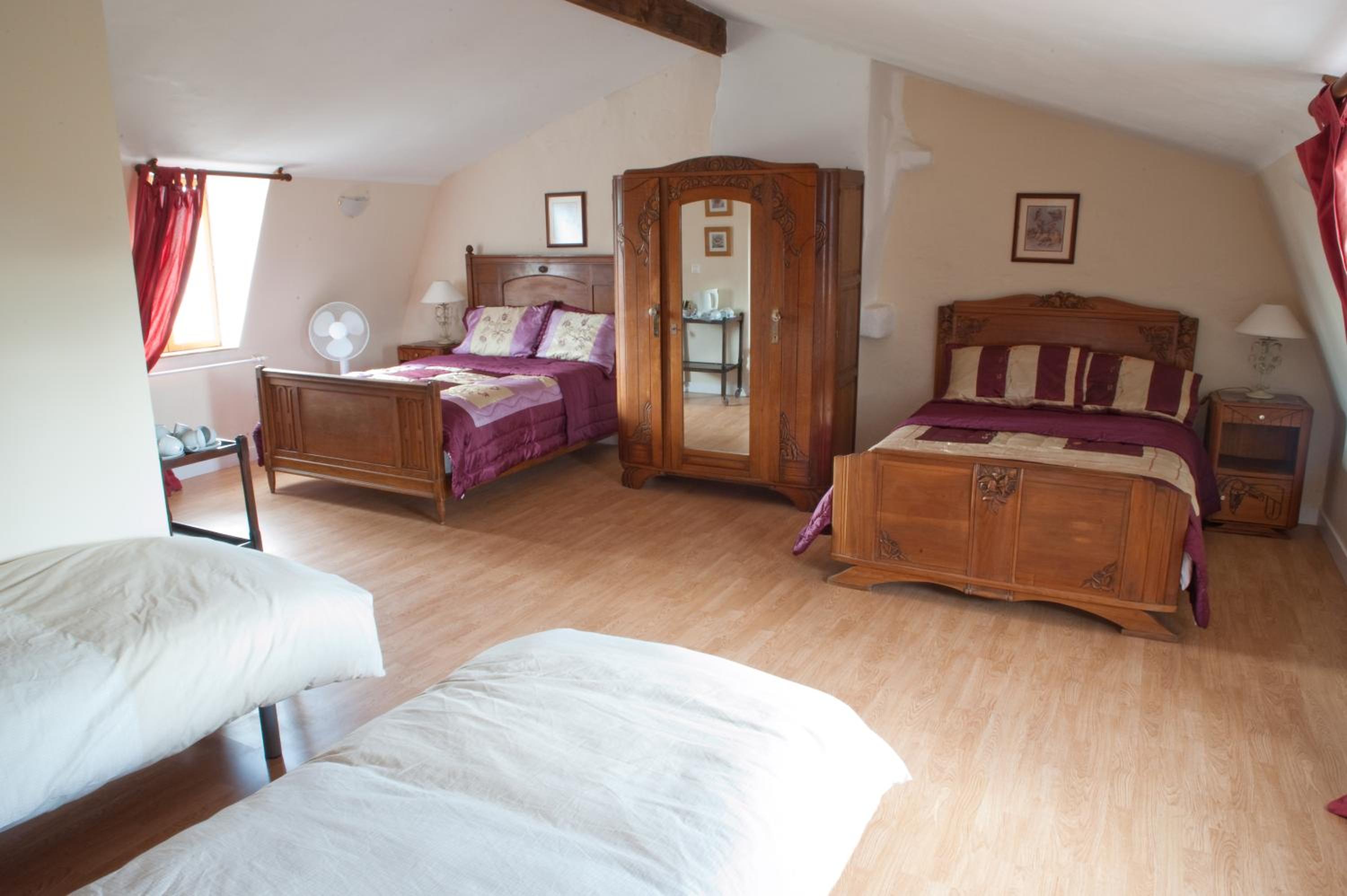 Family Room with Private Bathroom - Photo 7