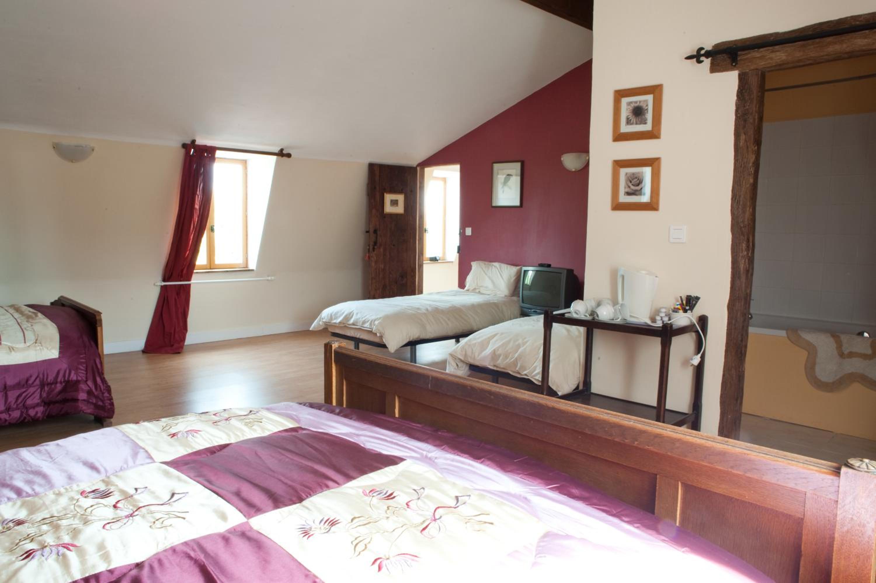 Family Room with Private Bathroom - Photo 8