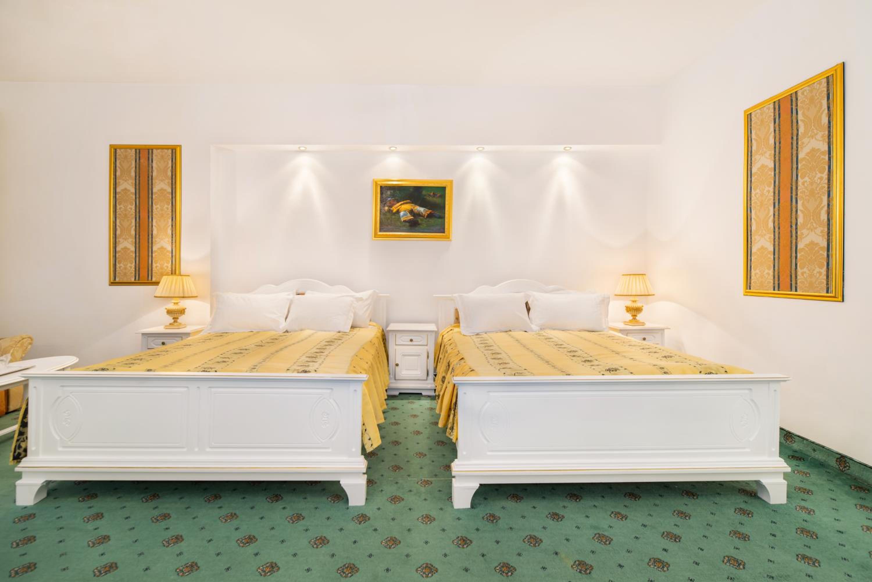 Deluxe Double Room with Two King Beds and Balcony photo 2