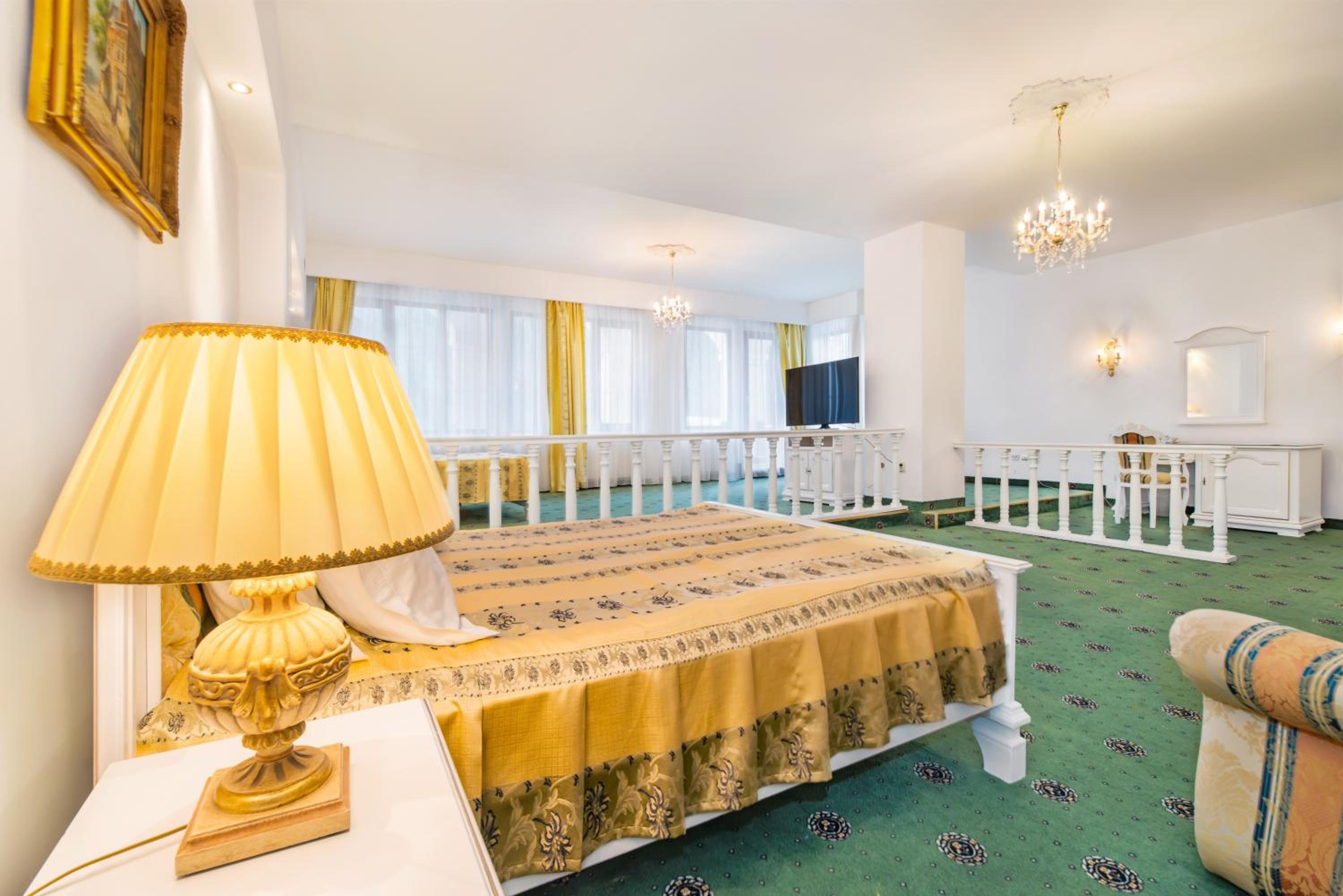 Executive Double Room with Two King Beds and  Balcony photo 3
