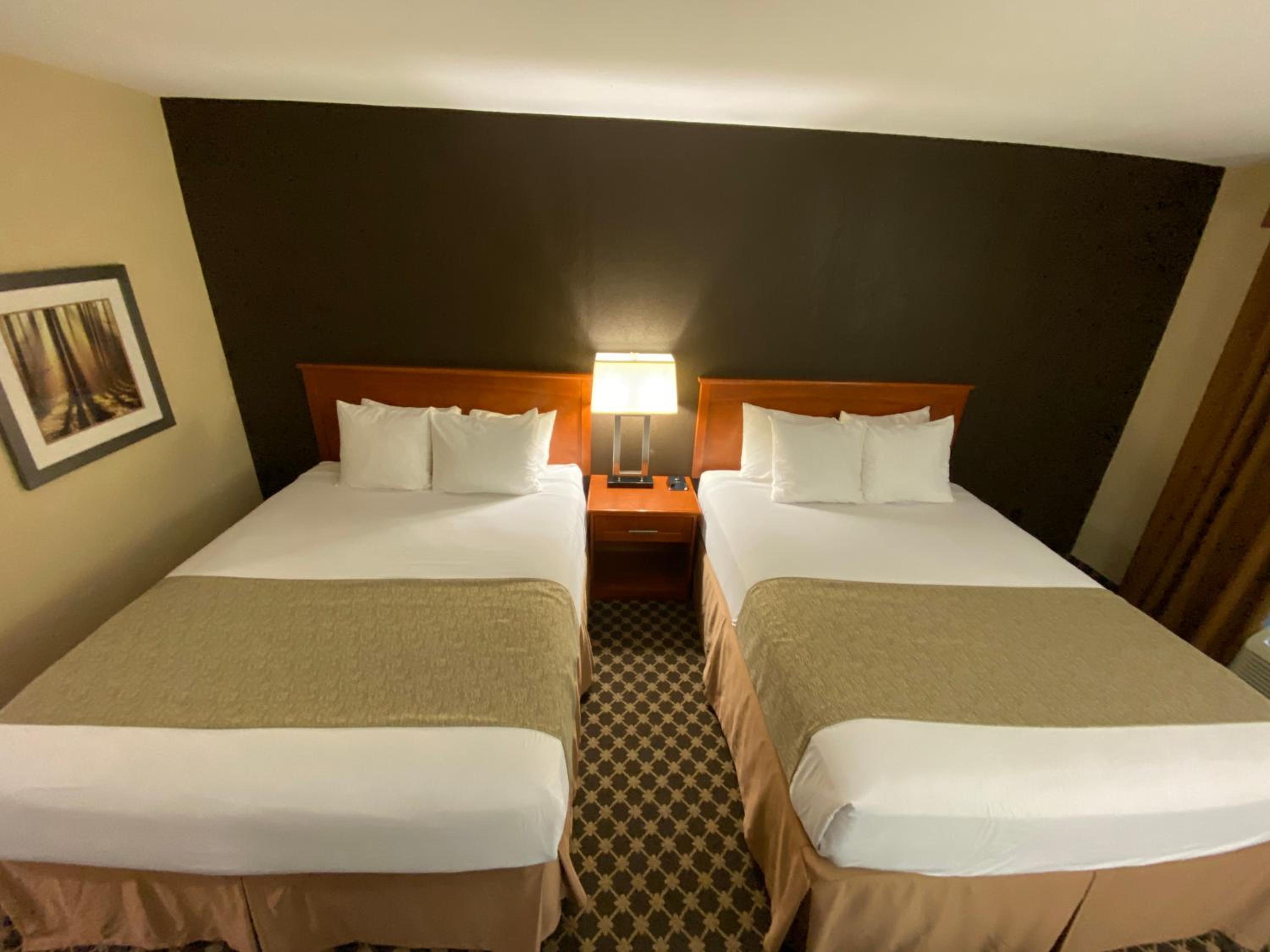 Queen Room with Two Queen Beds - Photo 4