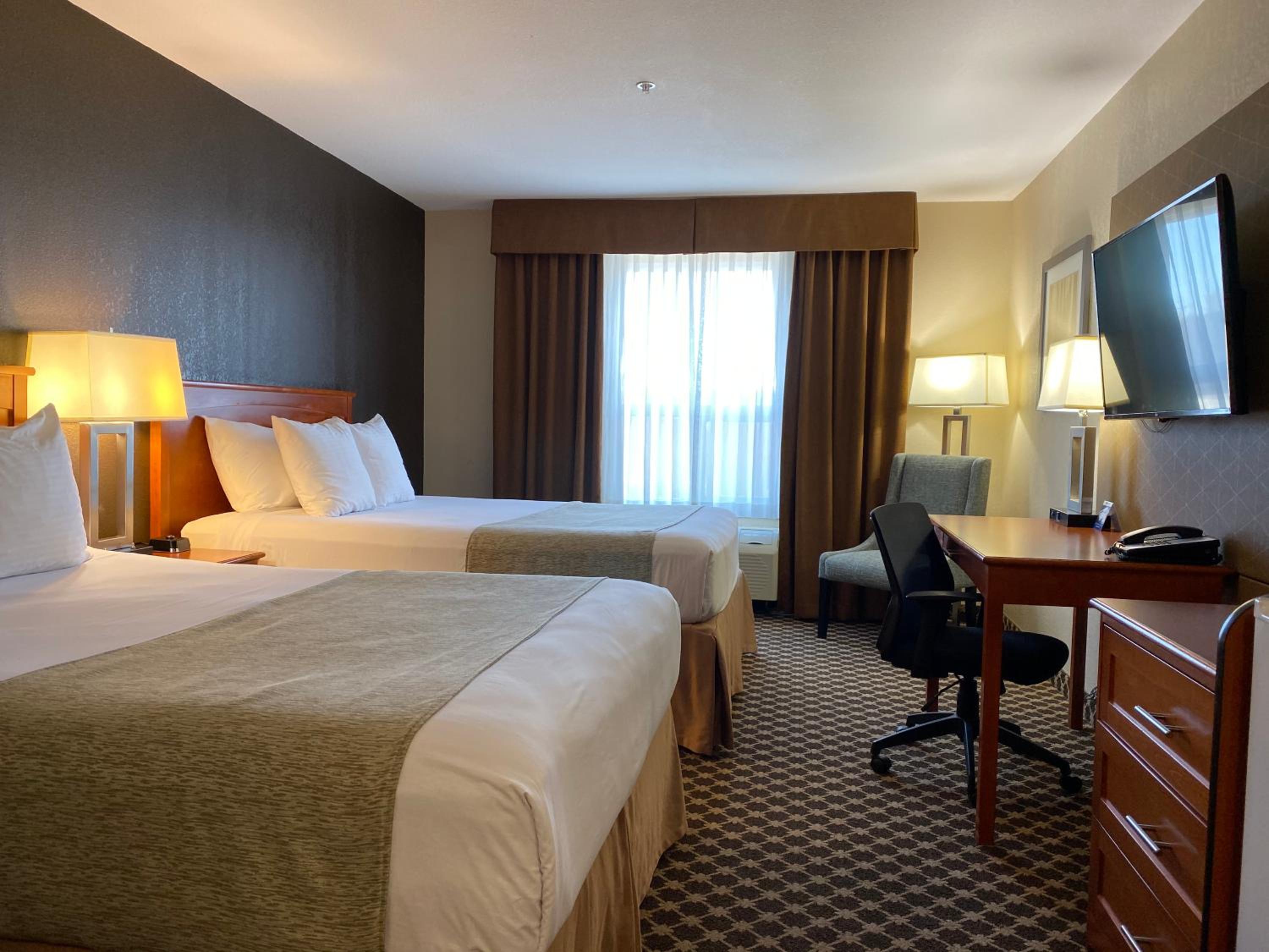 Queen Room with Two Queen Beds - Photo 3