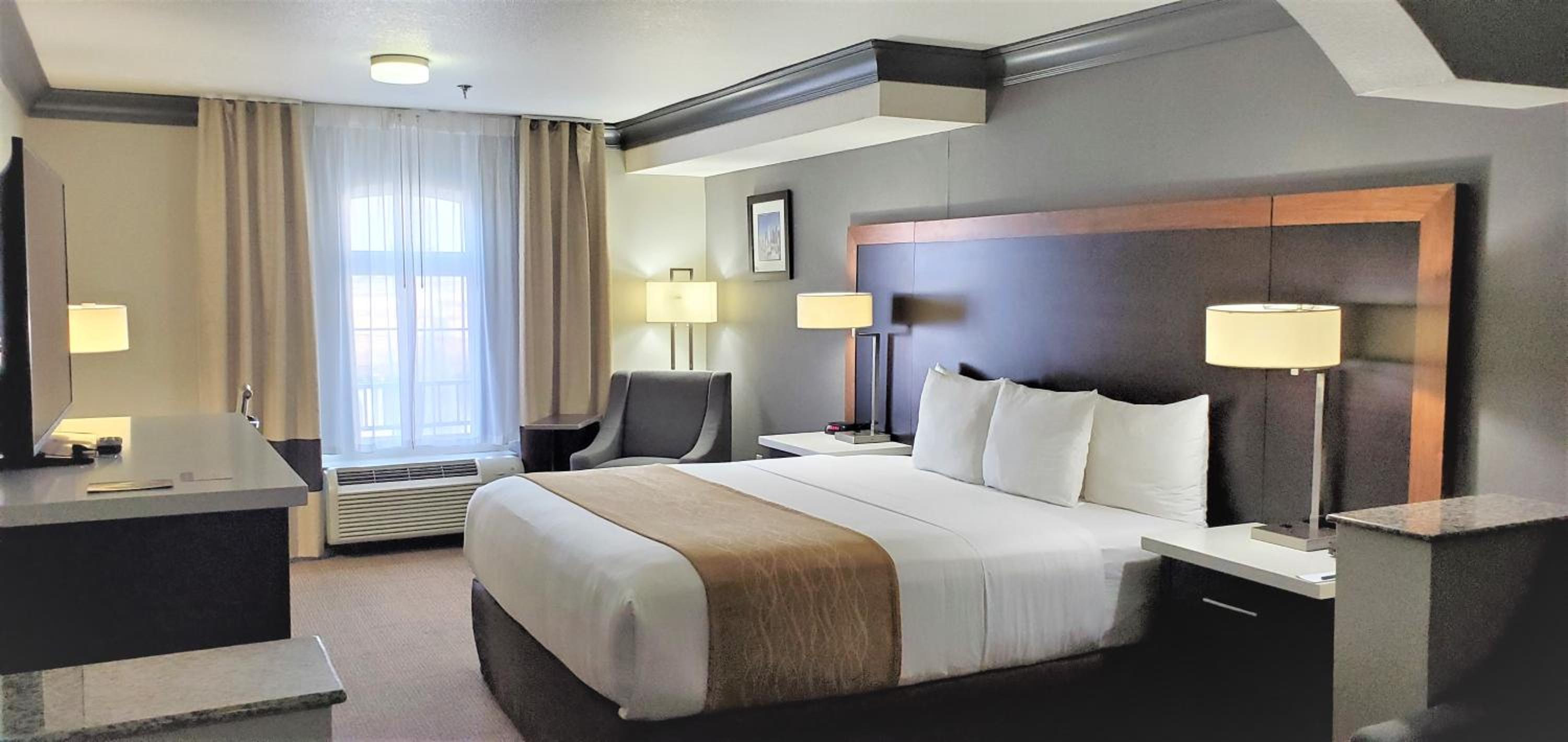 Deluxe Suite King Room thumbnail 5