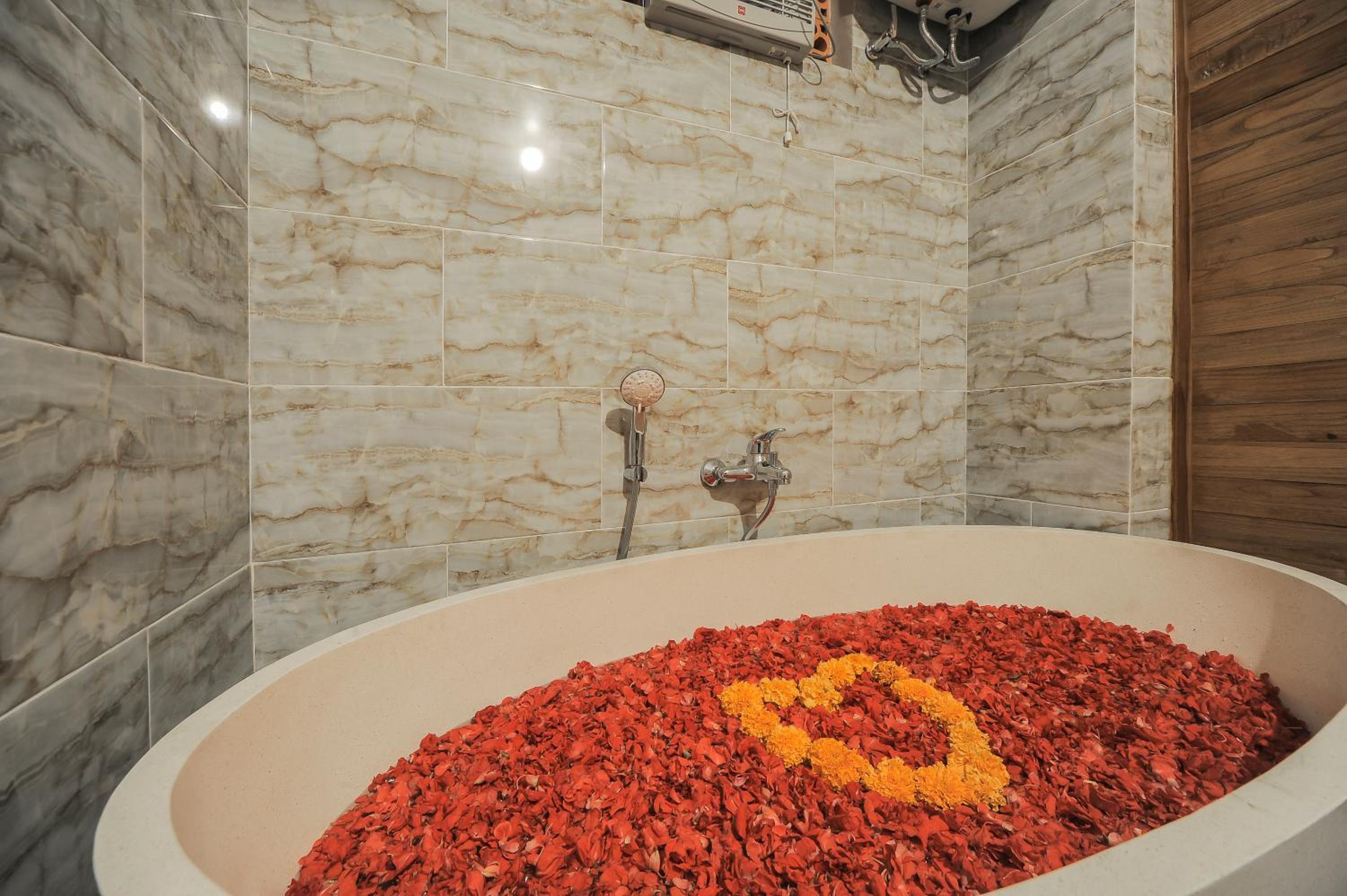 Deluxe King Room - Photo 7