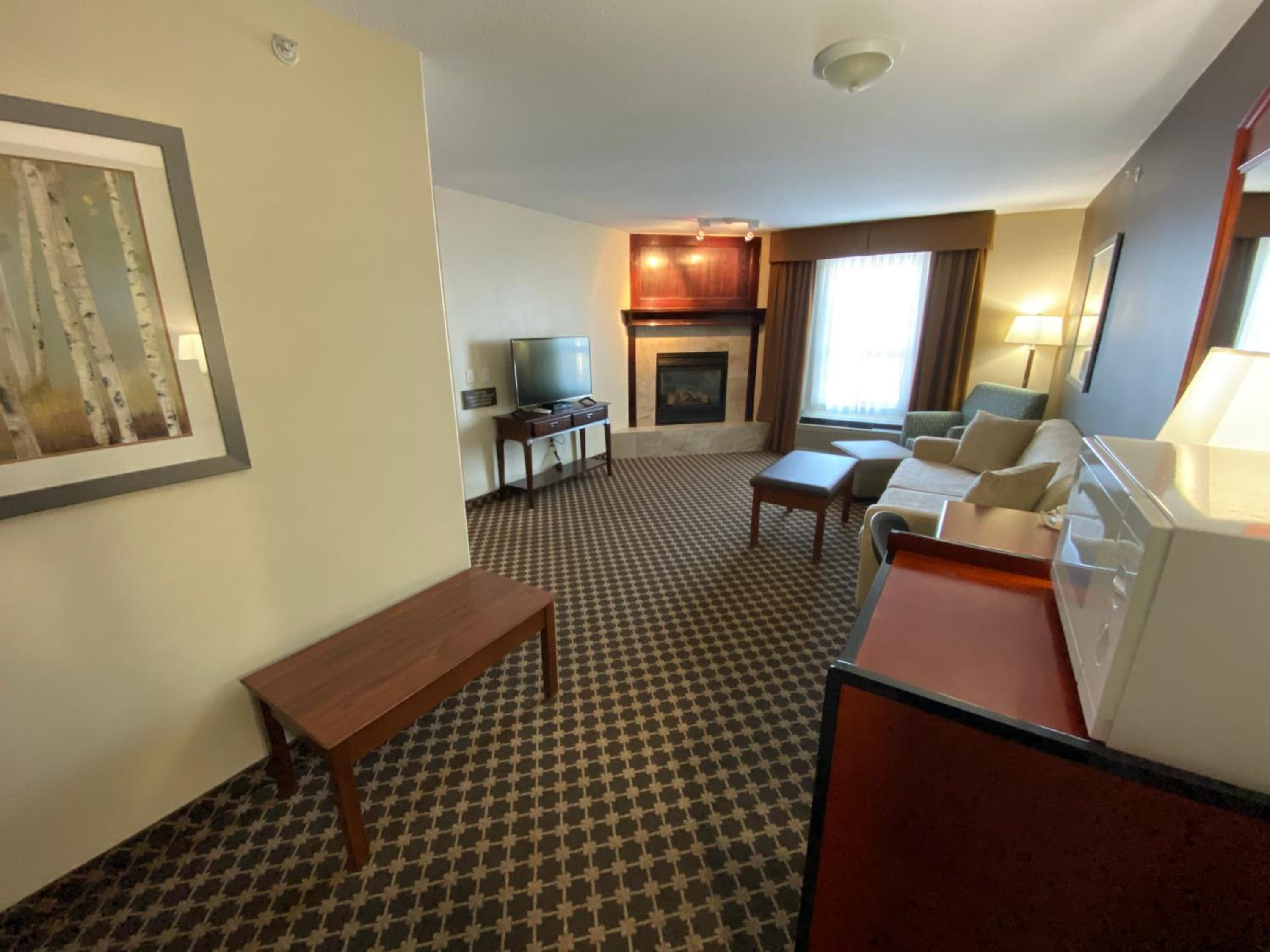 Two-Bedroom Queen Suite with Sofa Bed - Photo 3