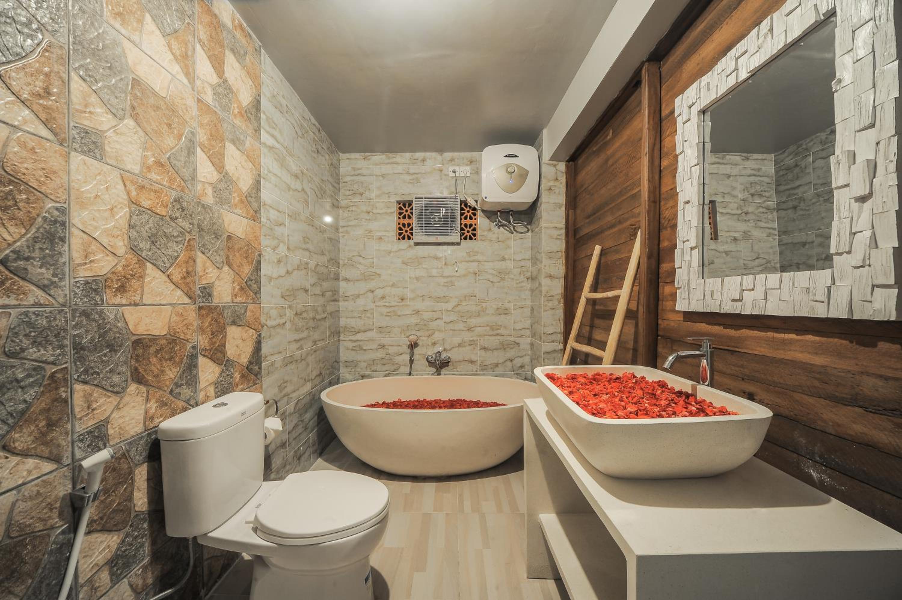 Deluxe King Room - Photo 8