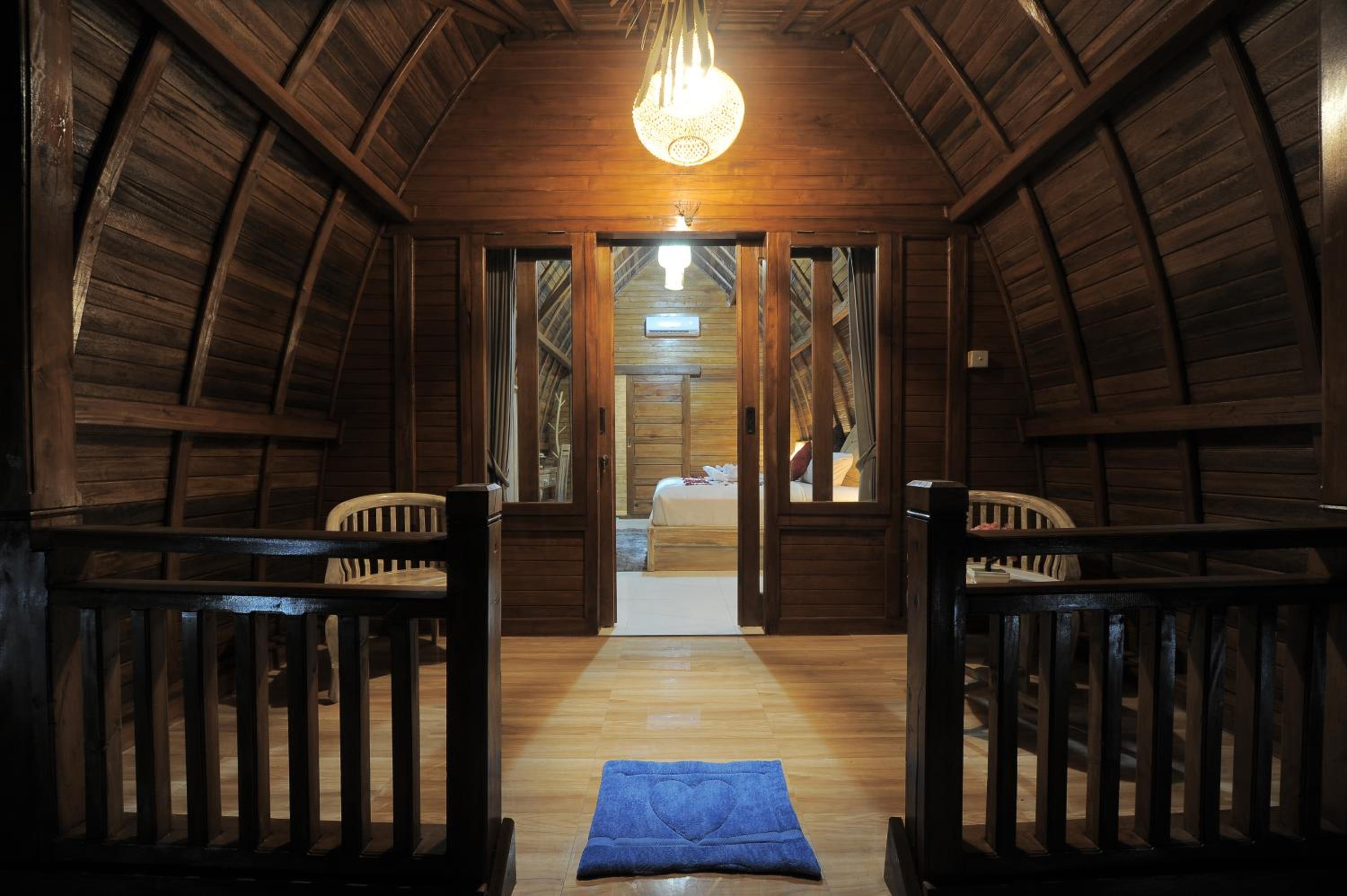 Deluxe King Room - Photo 11