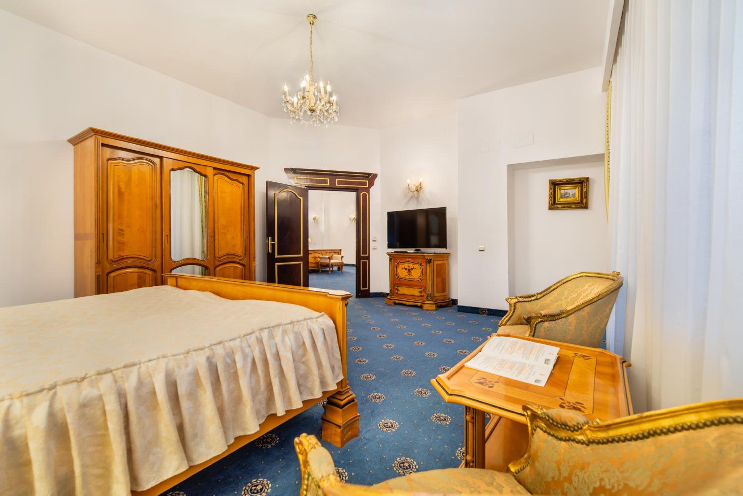 Premier Suite with Balcony, photo 7