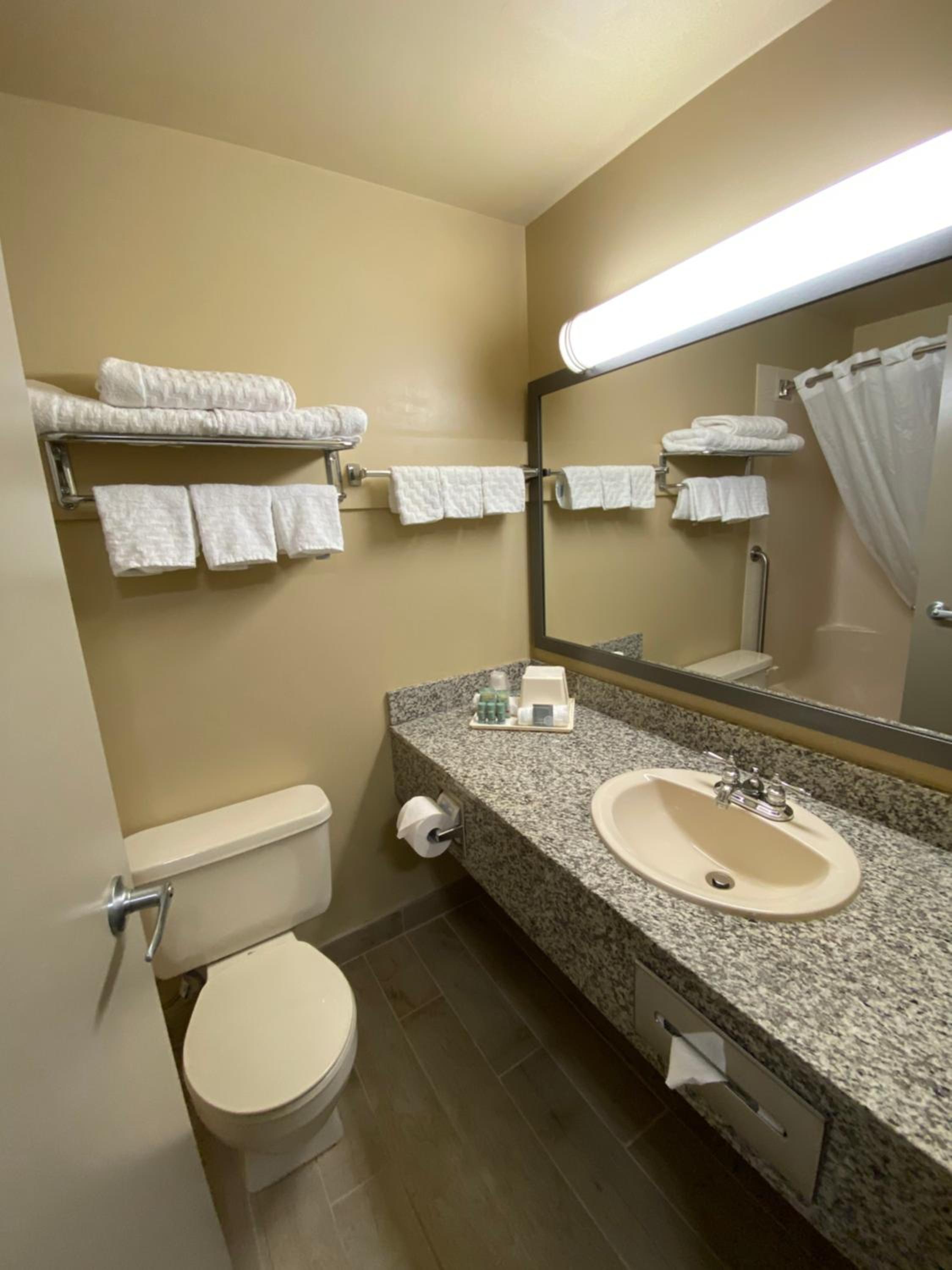 Queen Room with Two Queen Beds - Photo 2