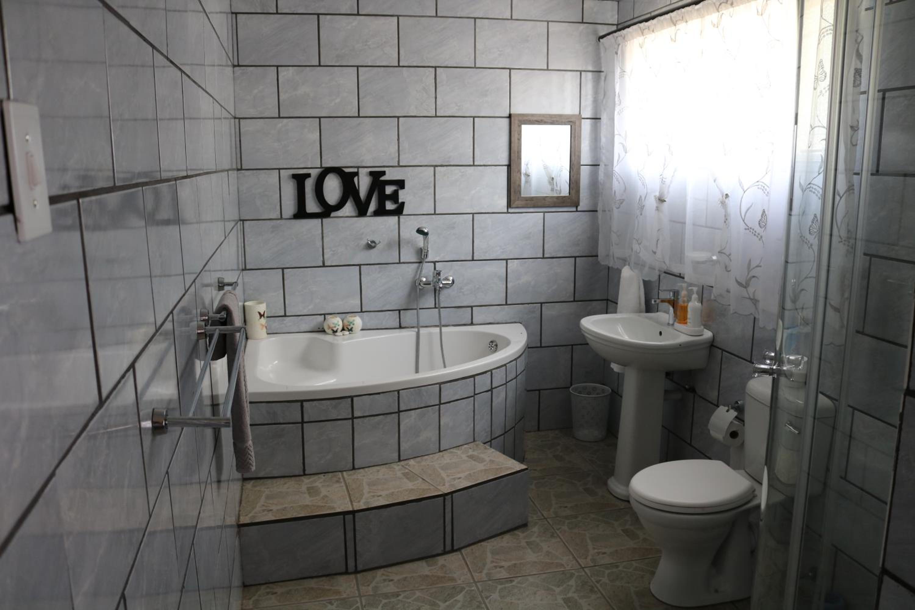 Double Room with Private Bathroom - Photo 9