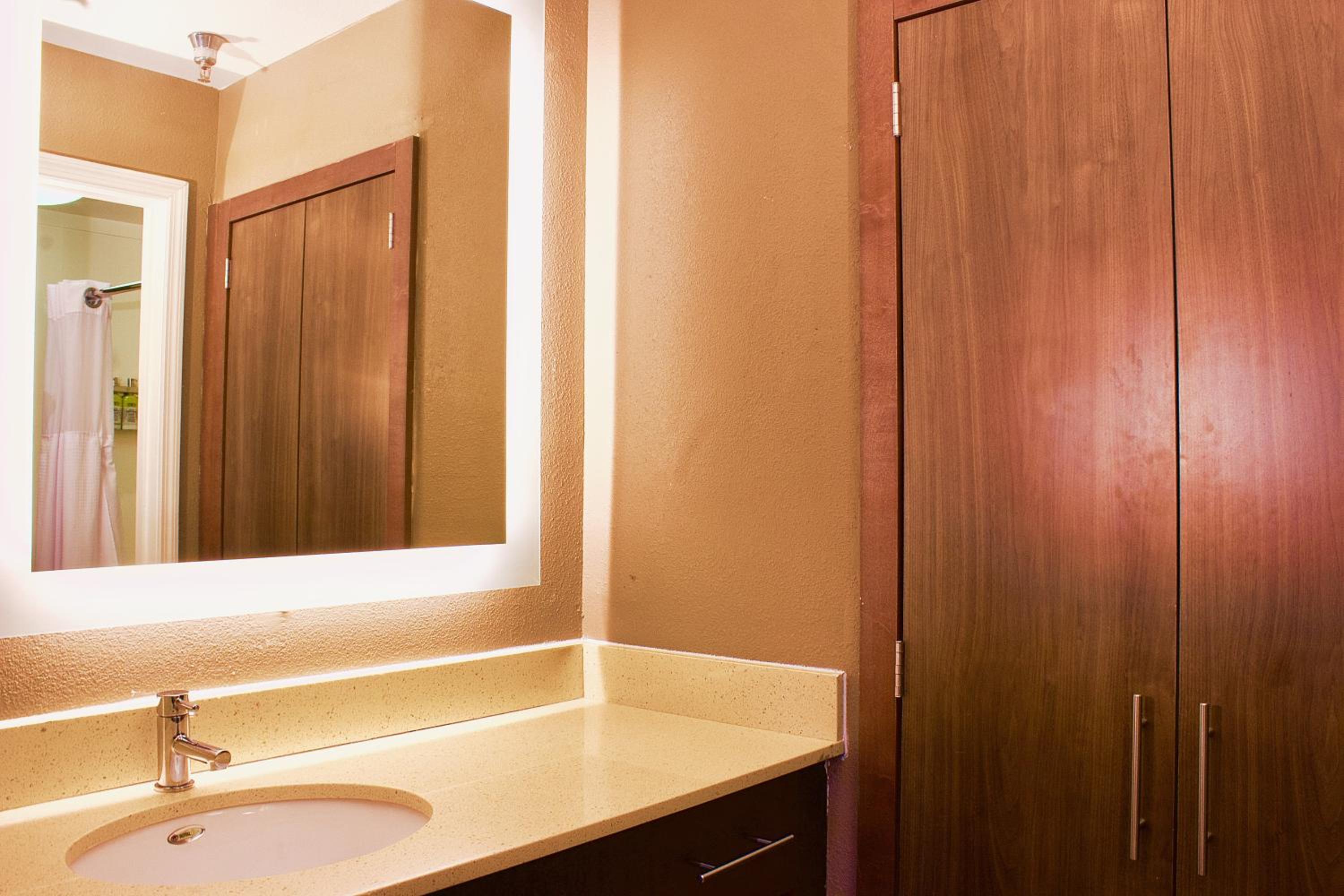 One-Bedroom King Suite - Non-Smoking - Photo 4