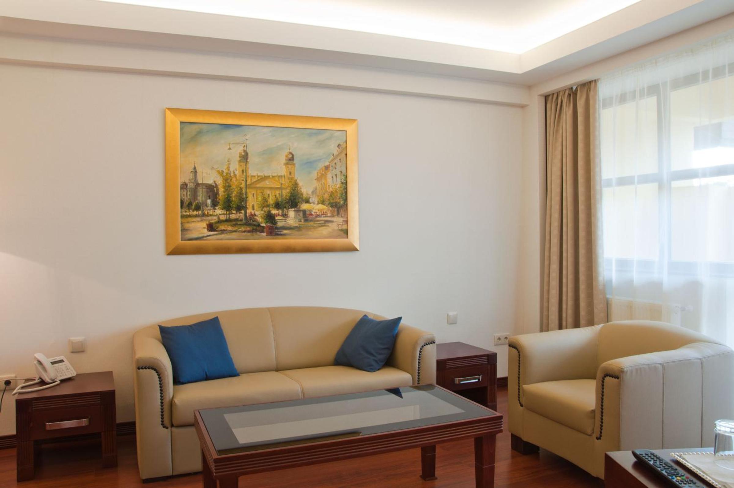 Executive Suite - Photo 8