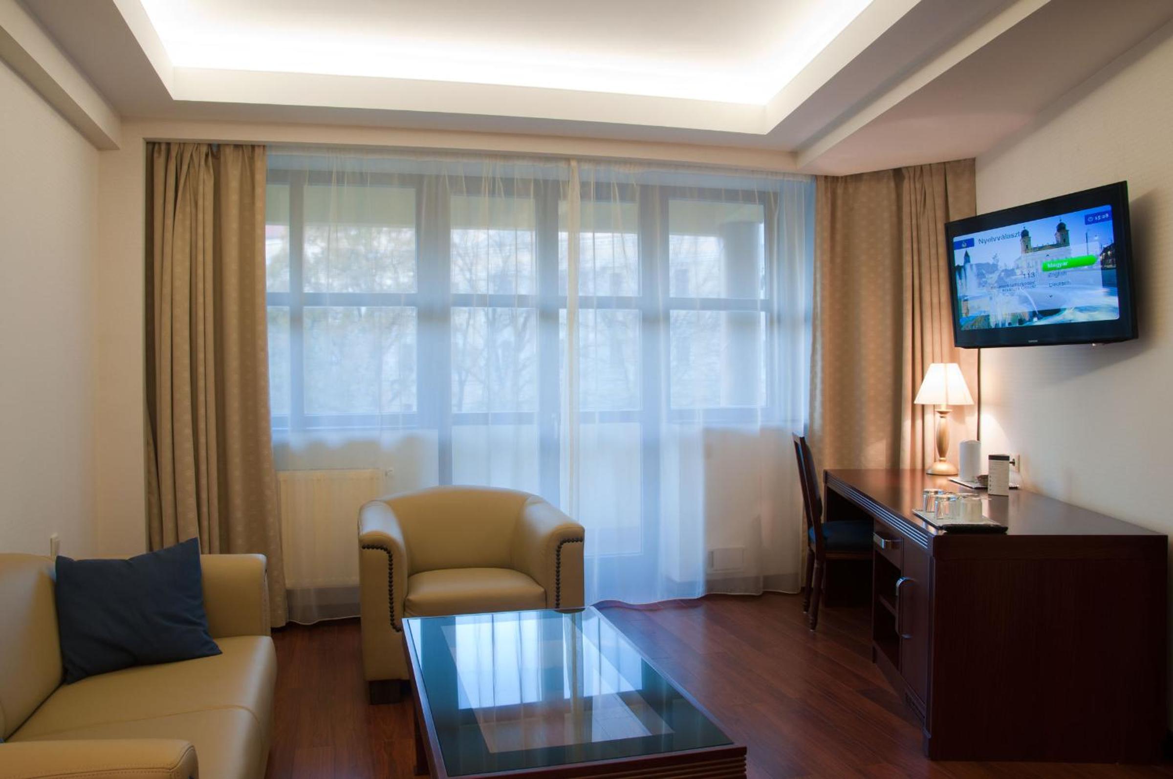 Executive Suite - Photo 9
