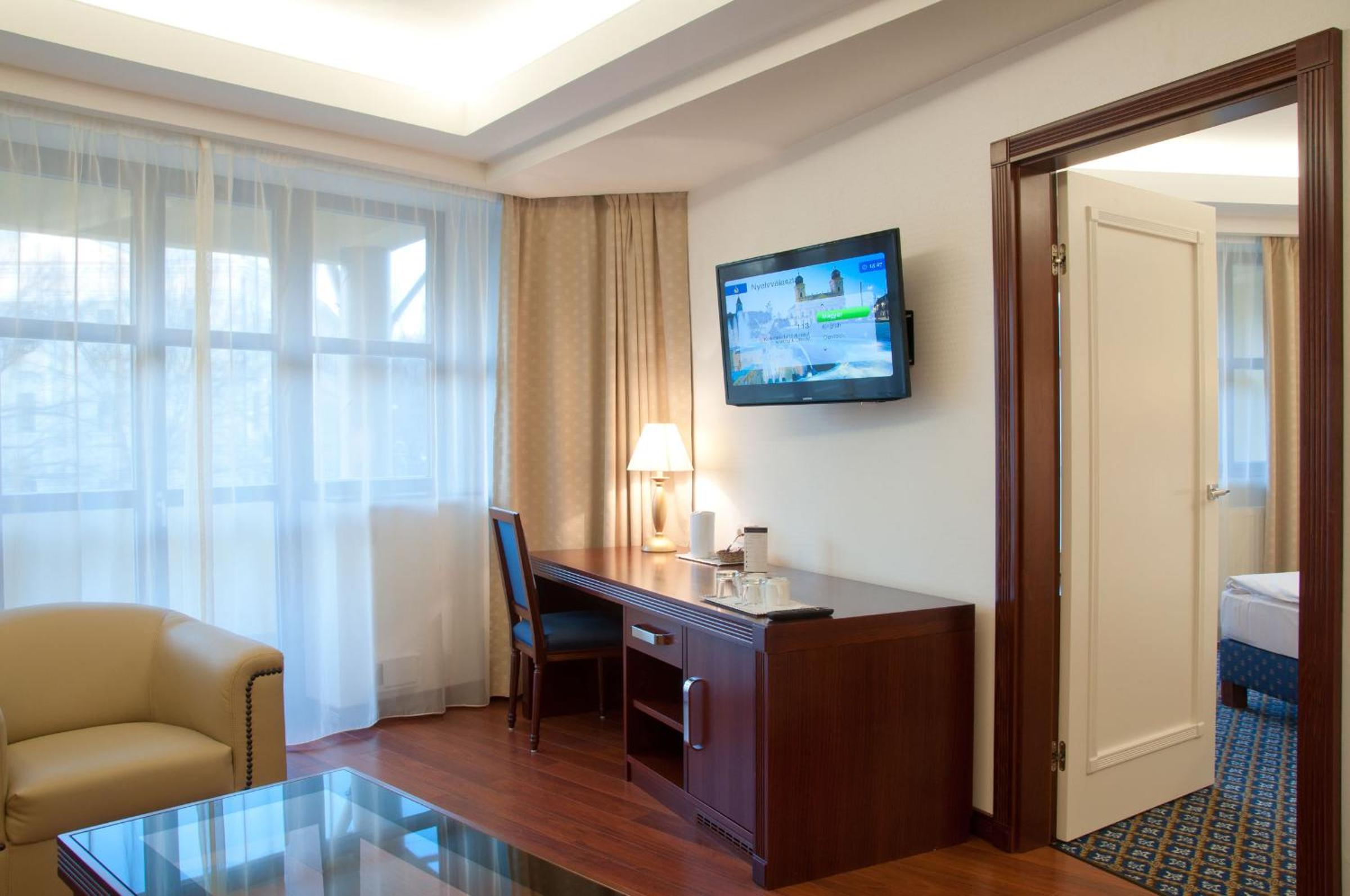 Executive Suite - Photo 10