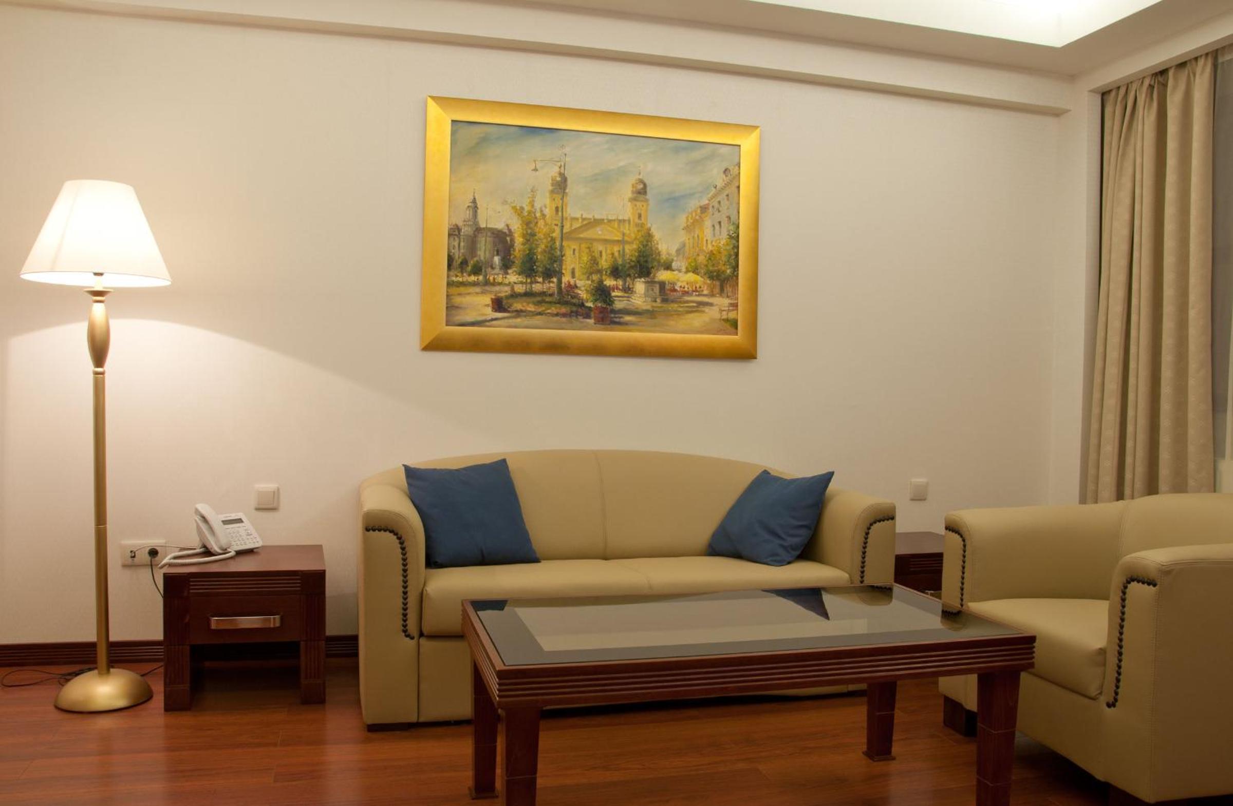 Executive Suite - Photo 6