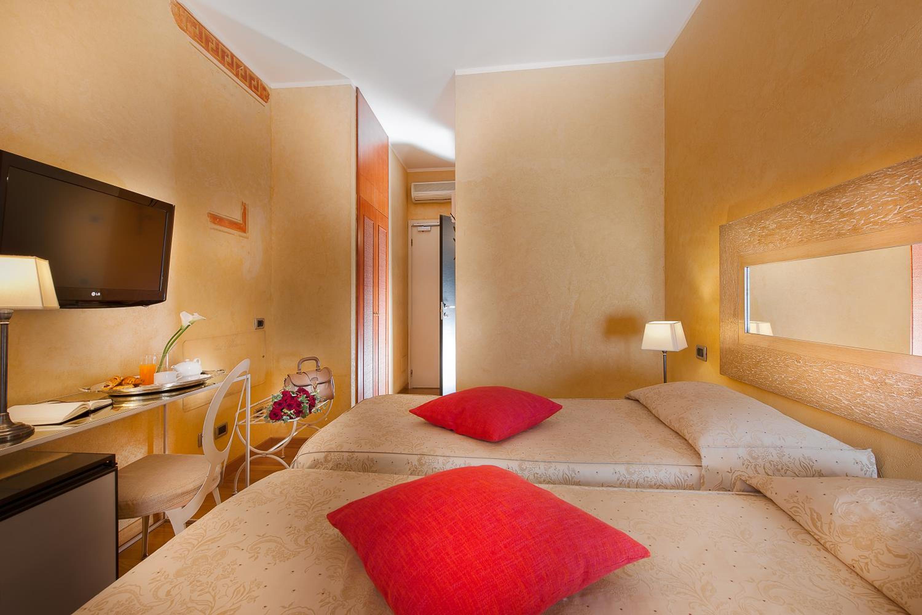 Double Room - Photo 5