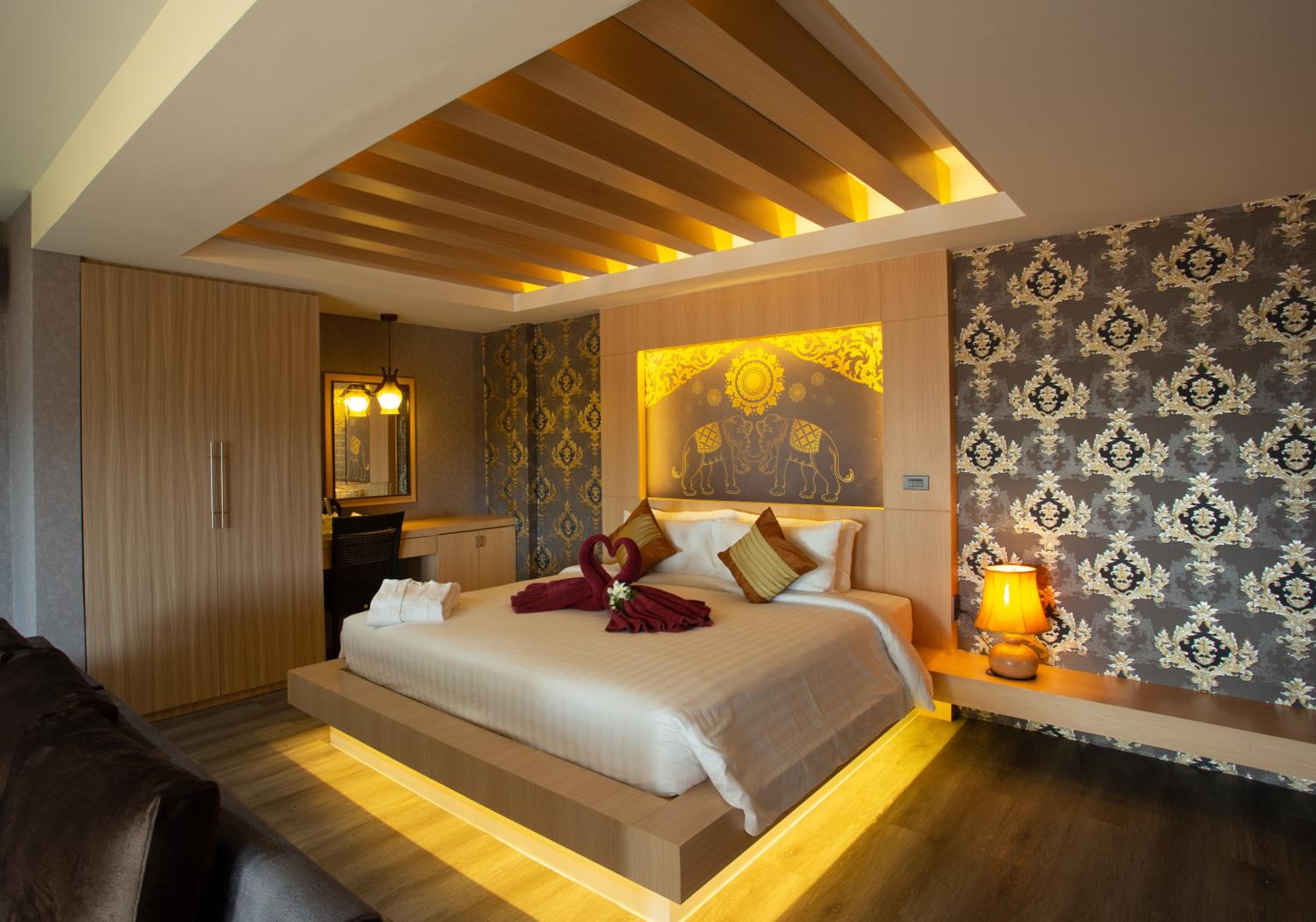 Deluxe Honeymoon Suite photo 2