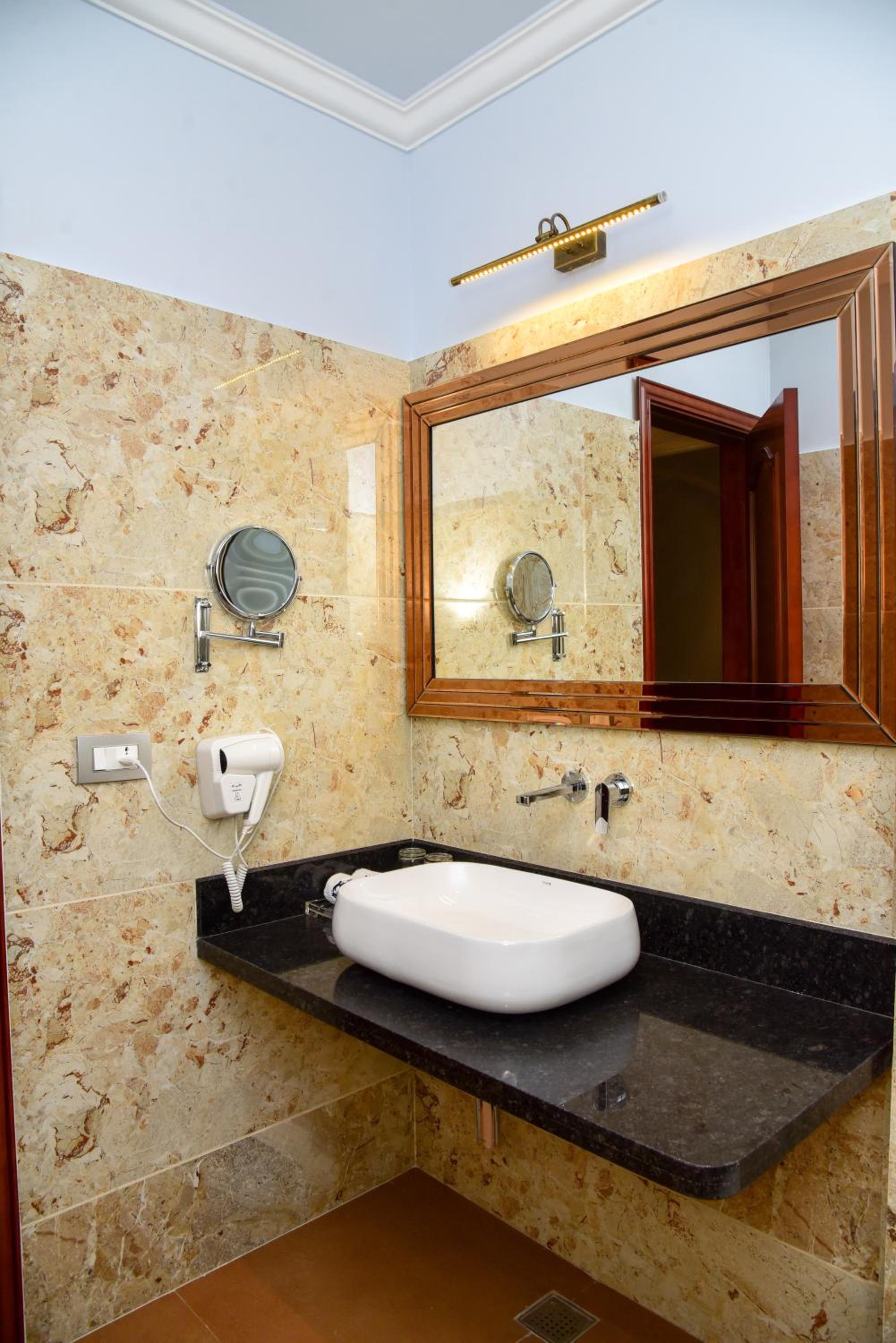Deluxe Suite - Photo 19