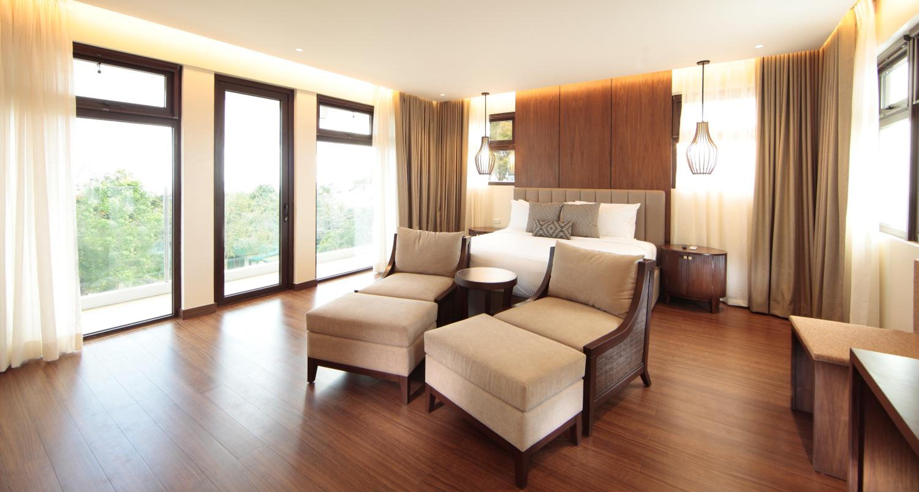 King Suite with Balcony - Photo 3
