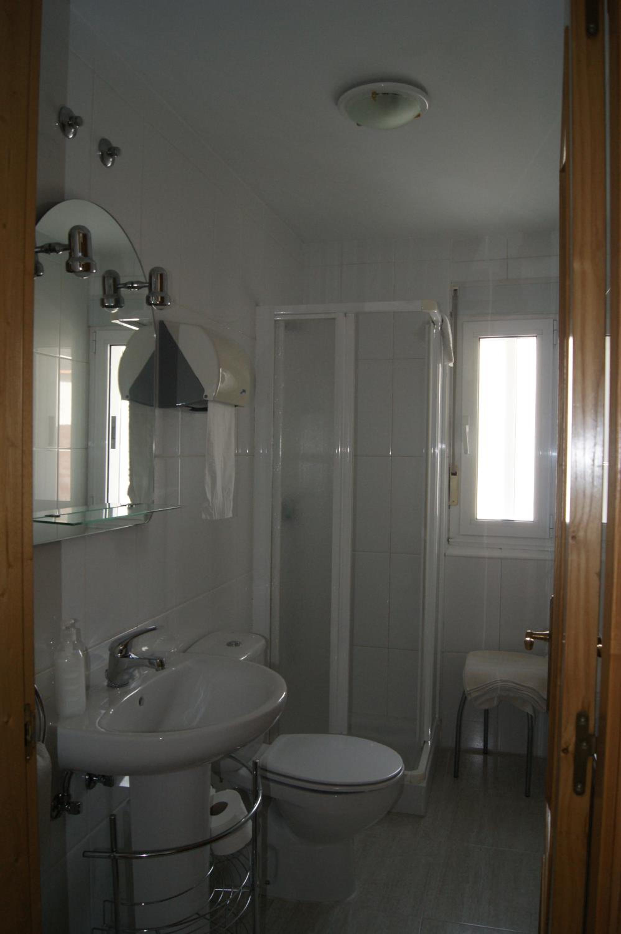 Twin Room - Photo 3