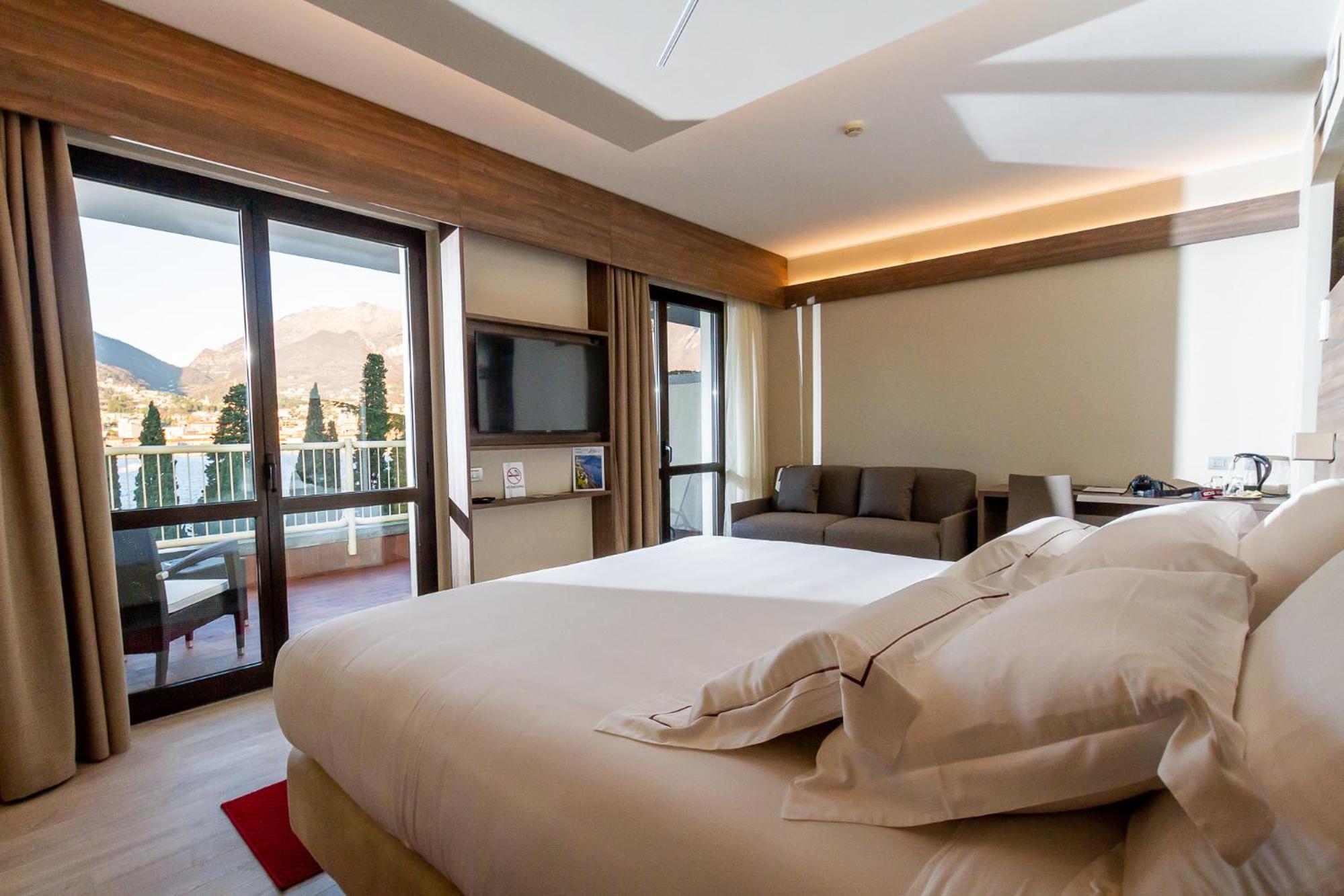 Deluxe Double Room with Lake View - Photo 1