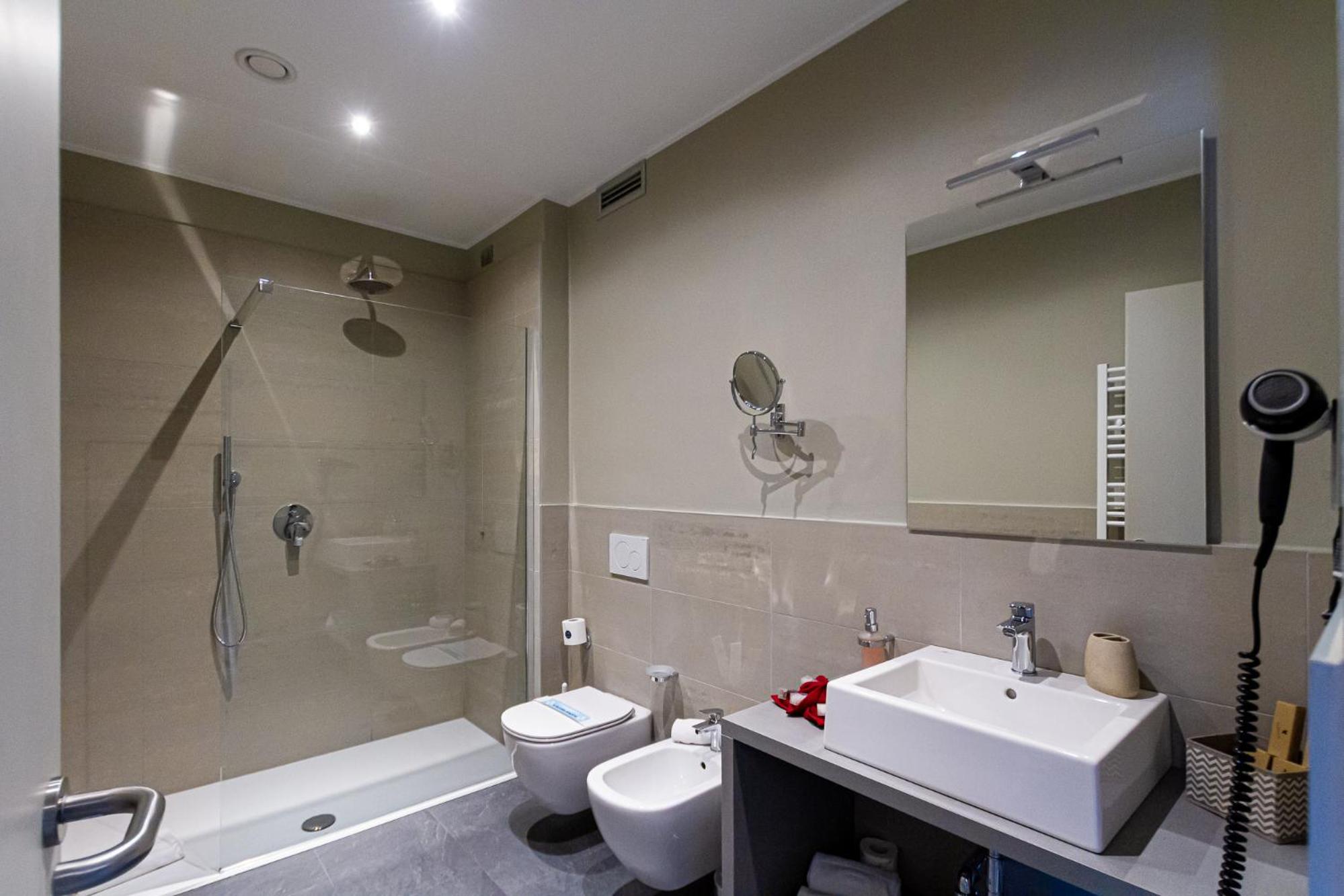 Double or Twin Room with Lake View - Photo 5