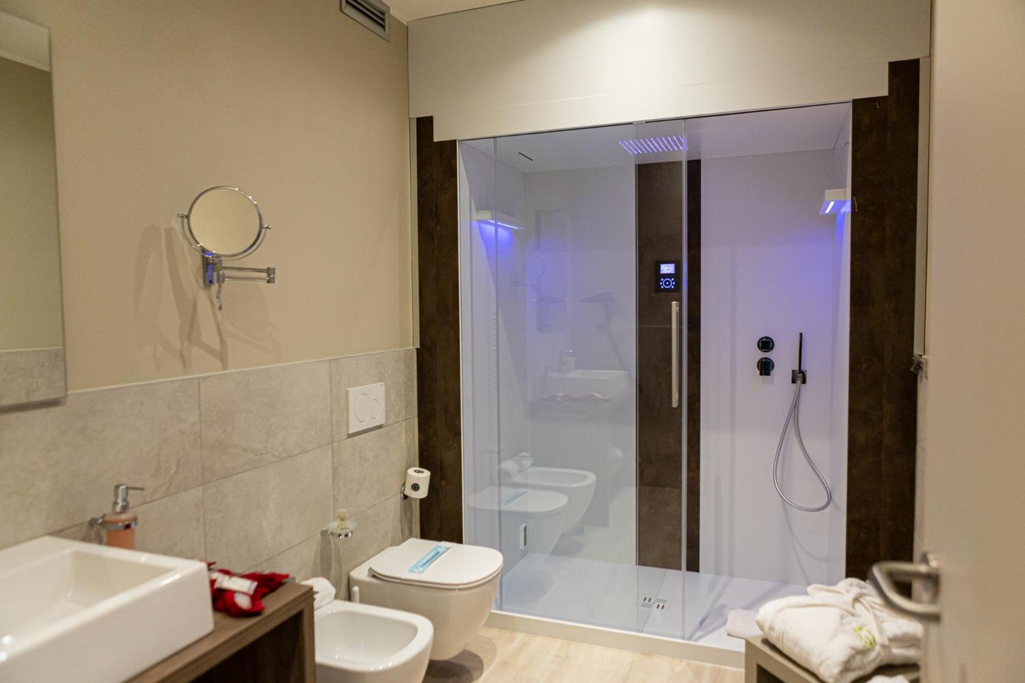 Deluxe Double Room with Lake View - Photo 4