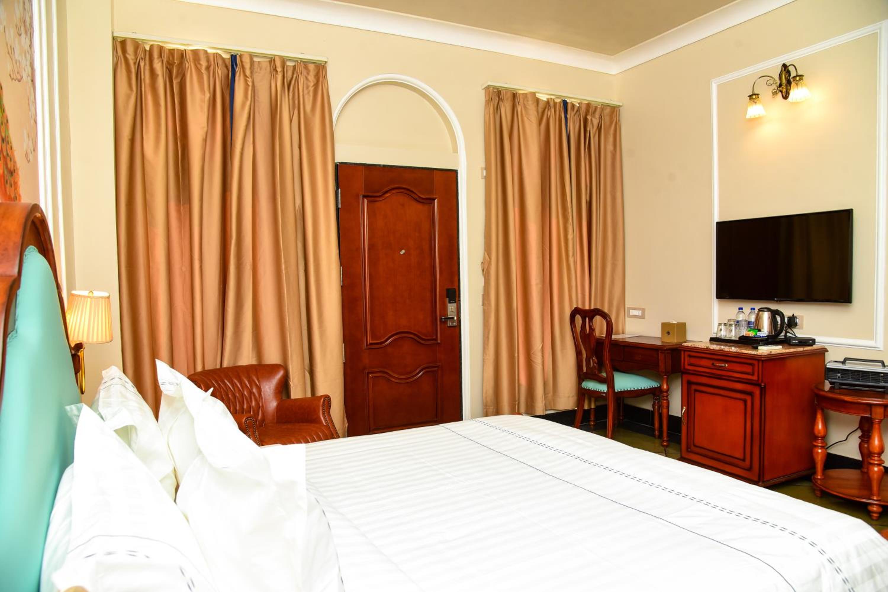 Standard Double Room - Photo 9