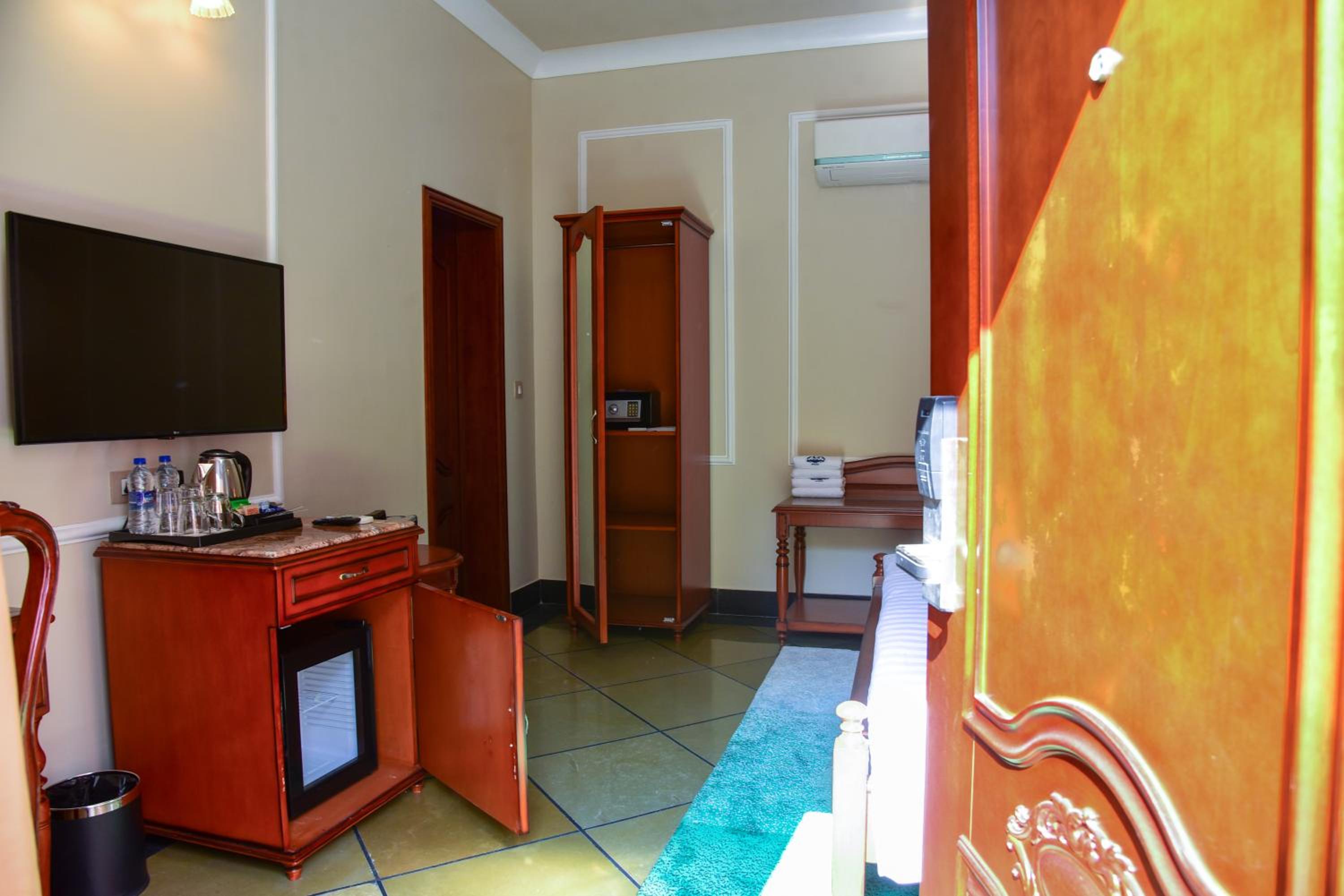 Standard Double Room - Photo 8