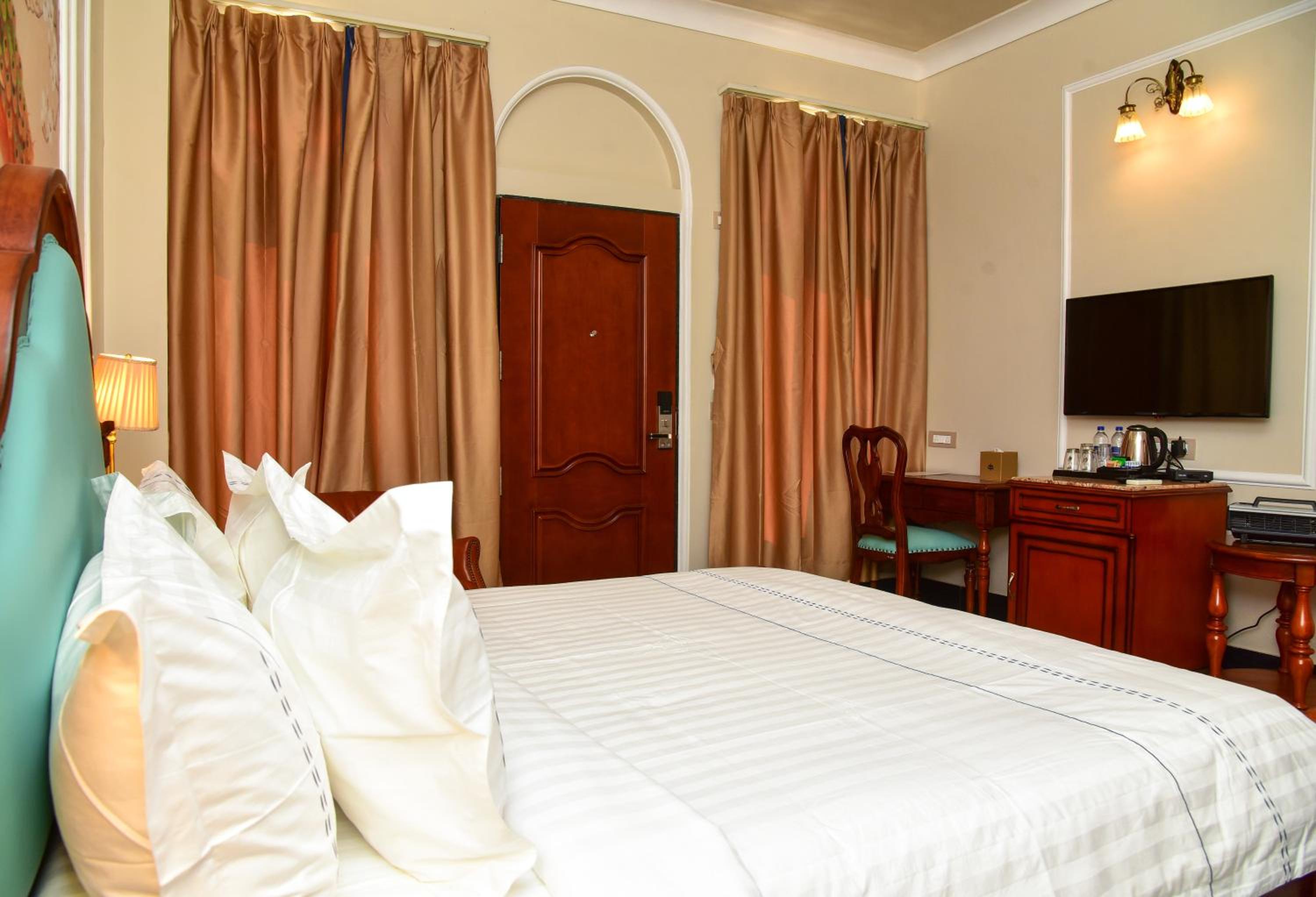 Standard Double Room - Photo 11