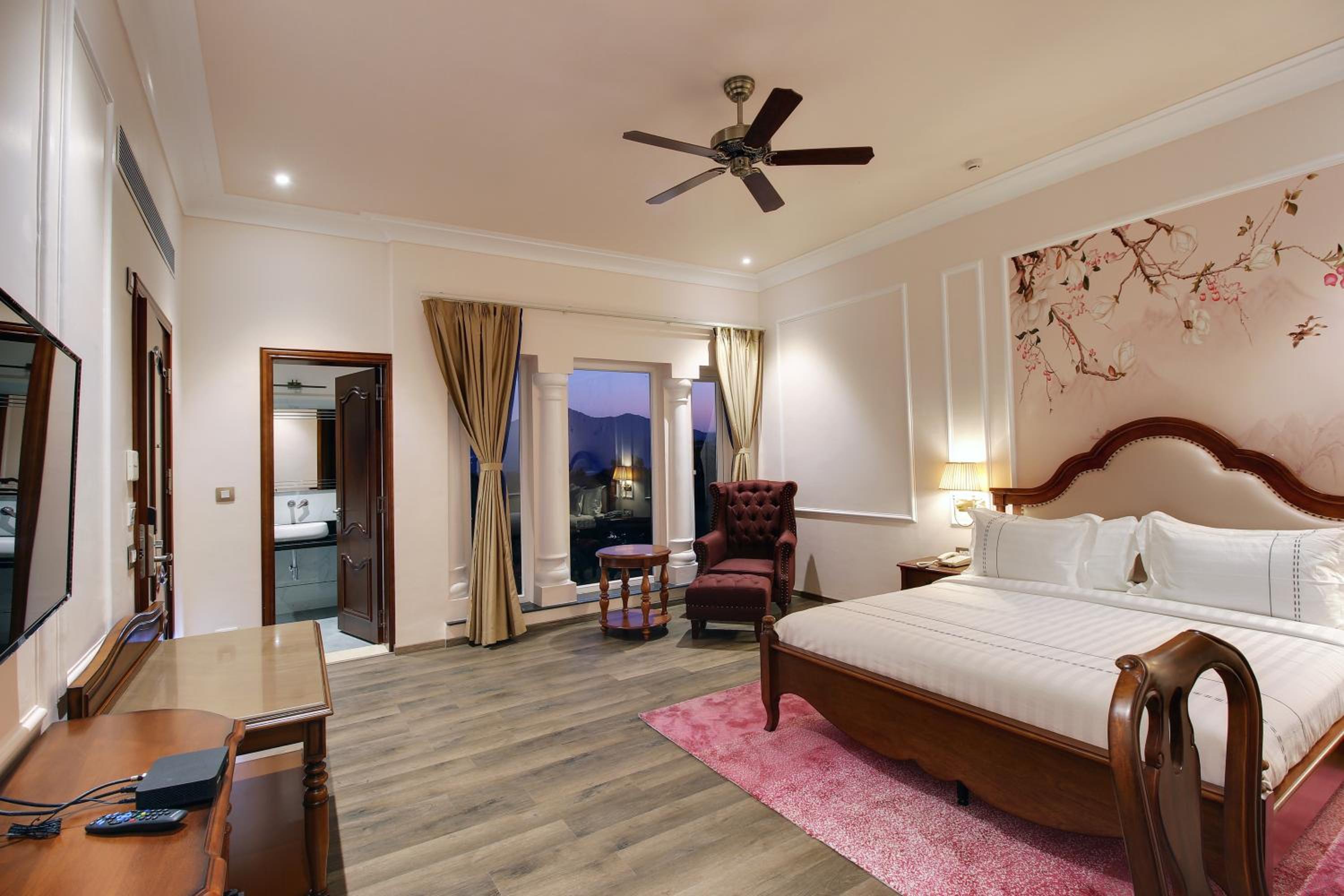 Deluxe Suite - Photo 7