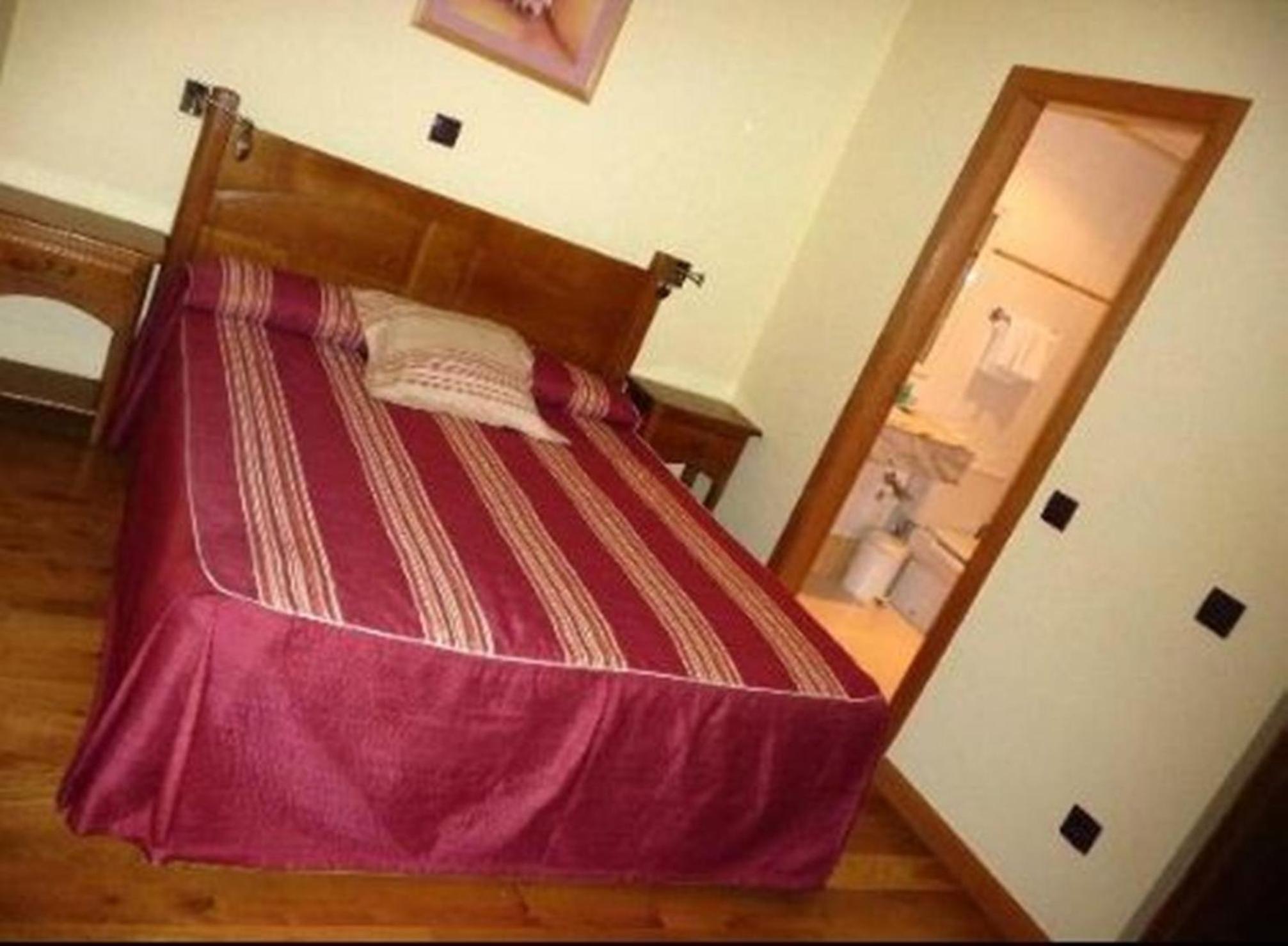 Double or Twin Room - Photo 8