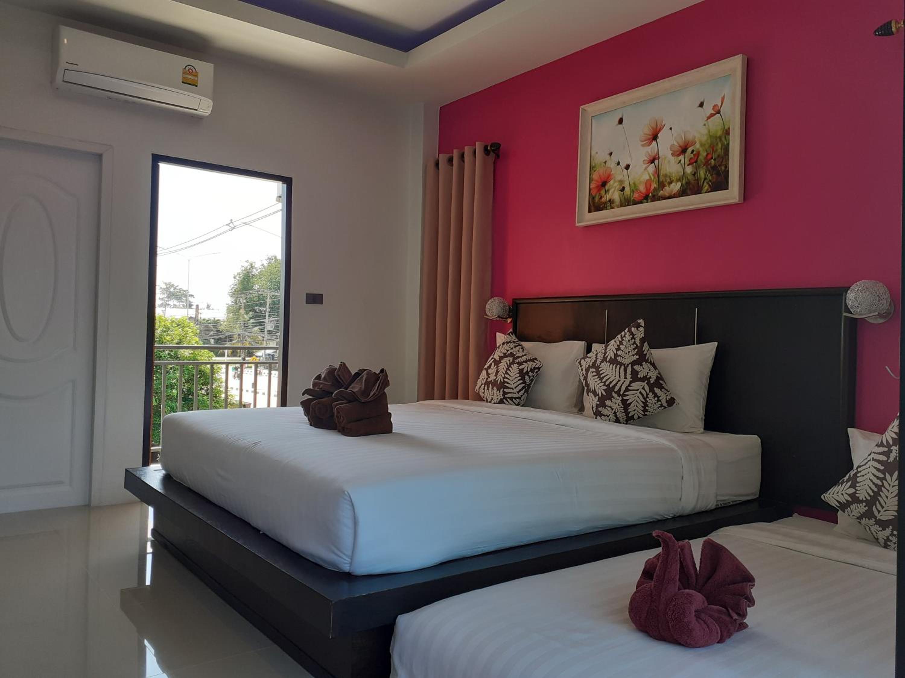 Deluxe Double Room with Balcony - Photo 11