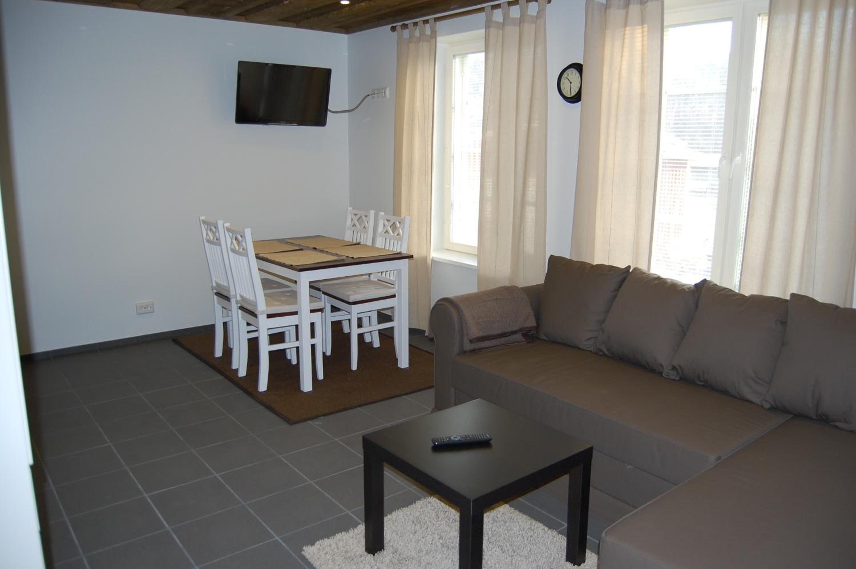 One-Bedroom Apartment - Photo 3