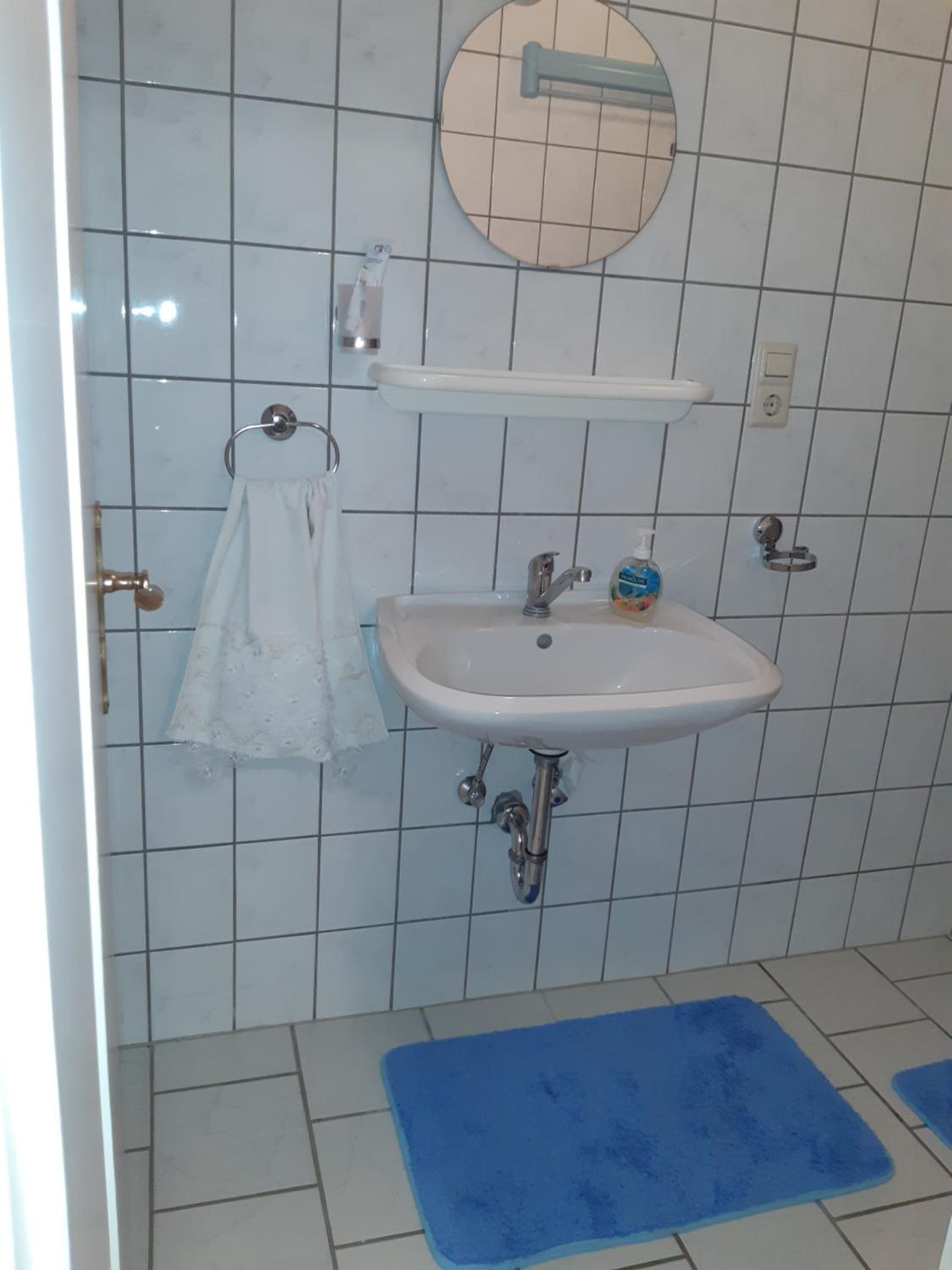 One-Bedroom Apartment - Photo 3