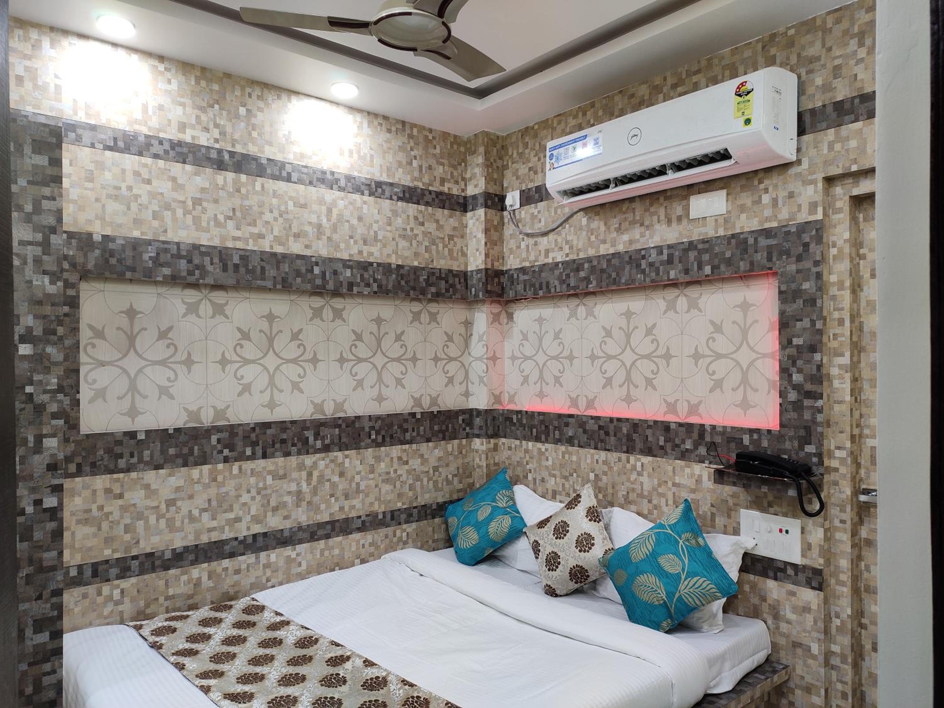 Deluxe Double Room (2 Adults + 1 Child) photo 2