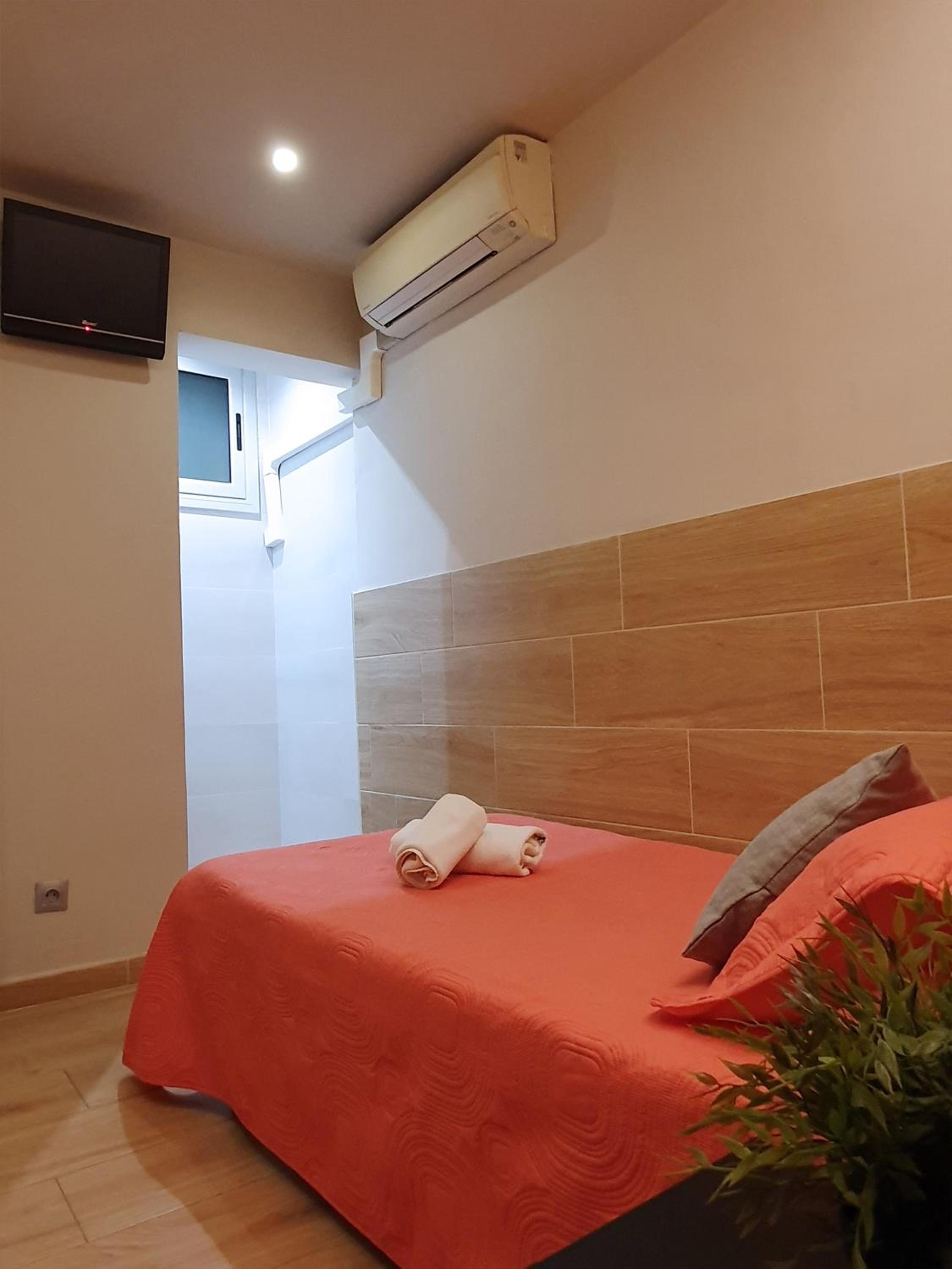 Single Room with Shared Bathroom photo 3