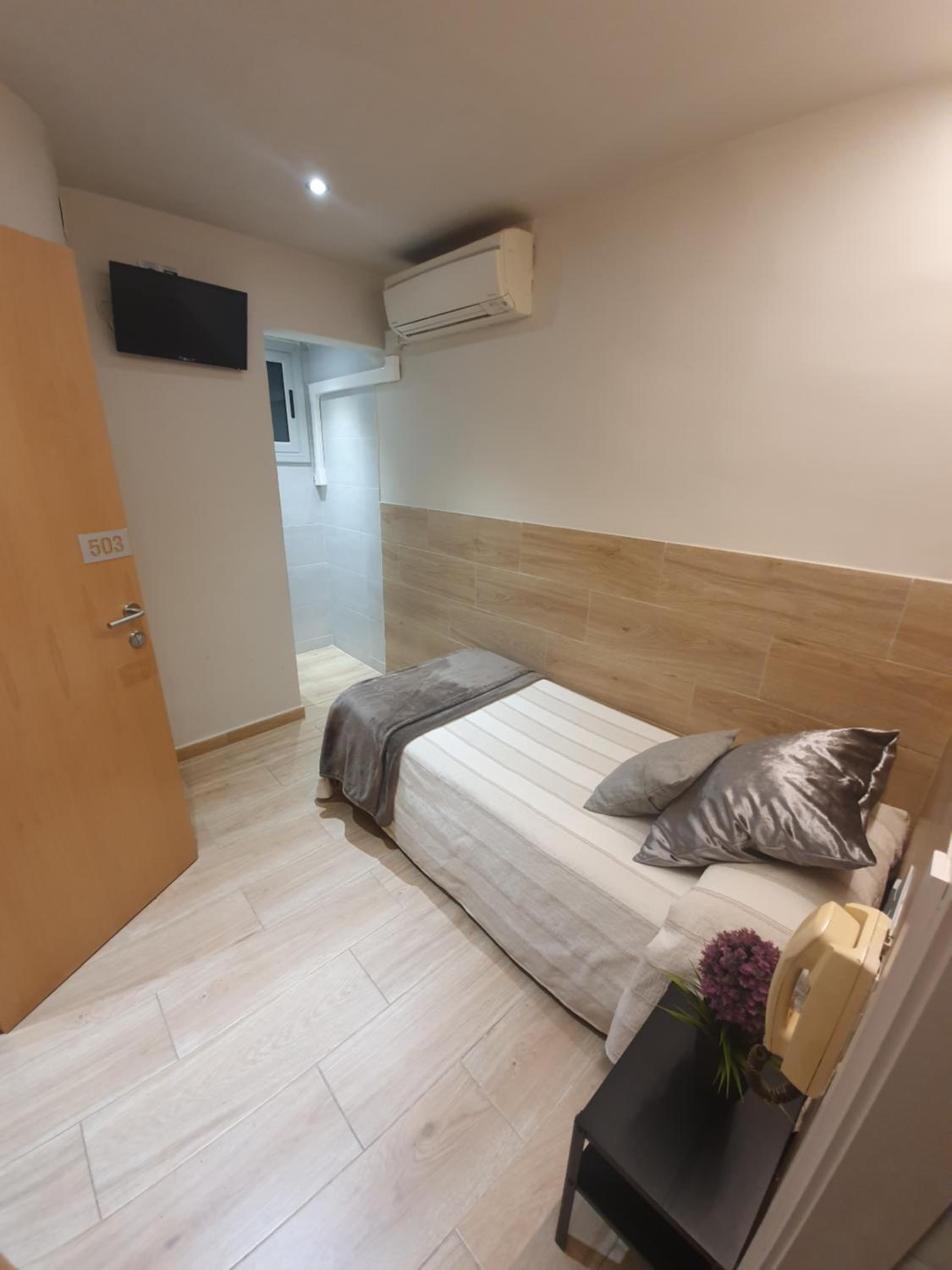 Single Room with Shared Bathroom photo 2