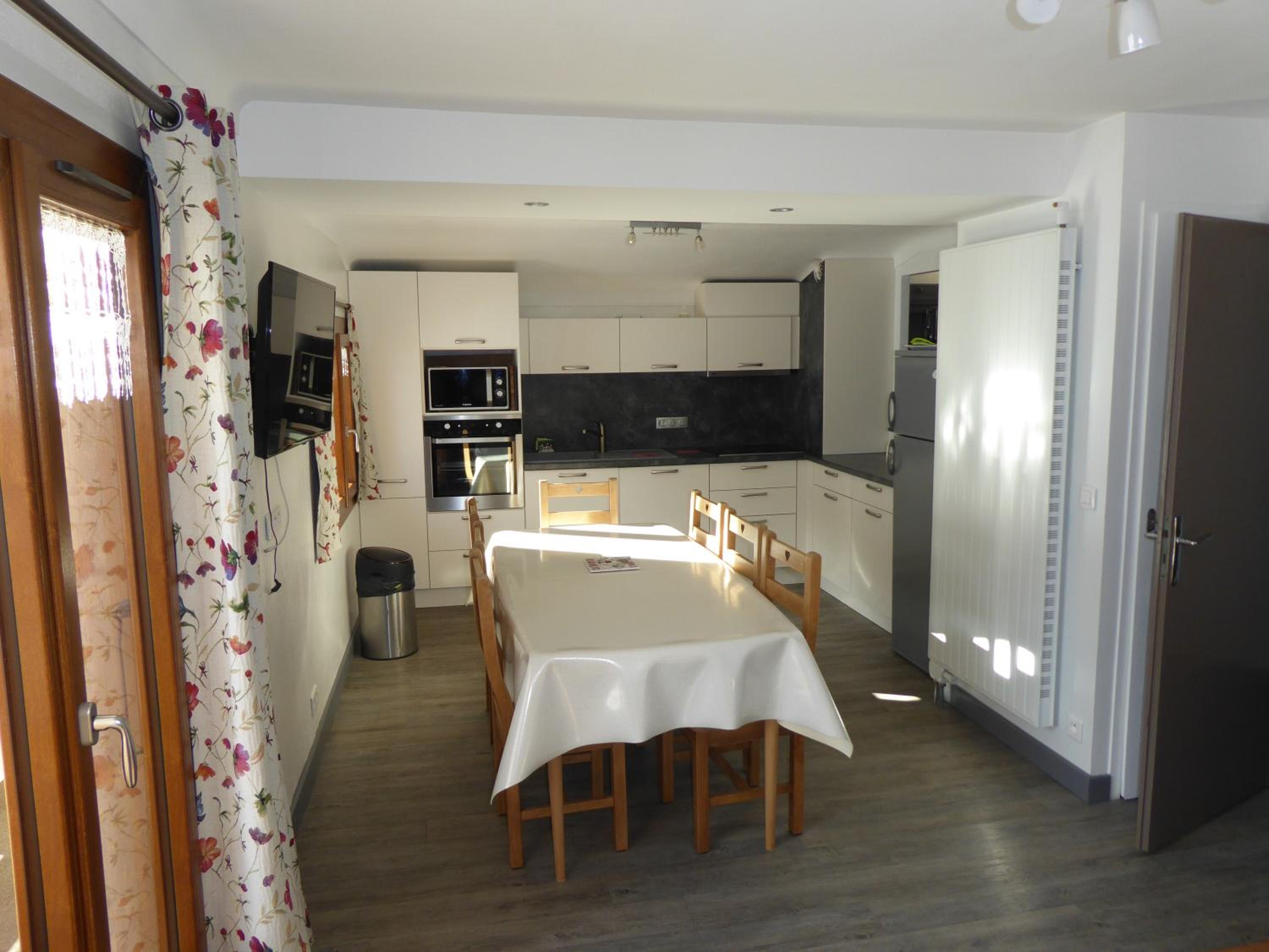 Apartment with Balcony photo 3