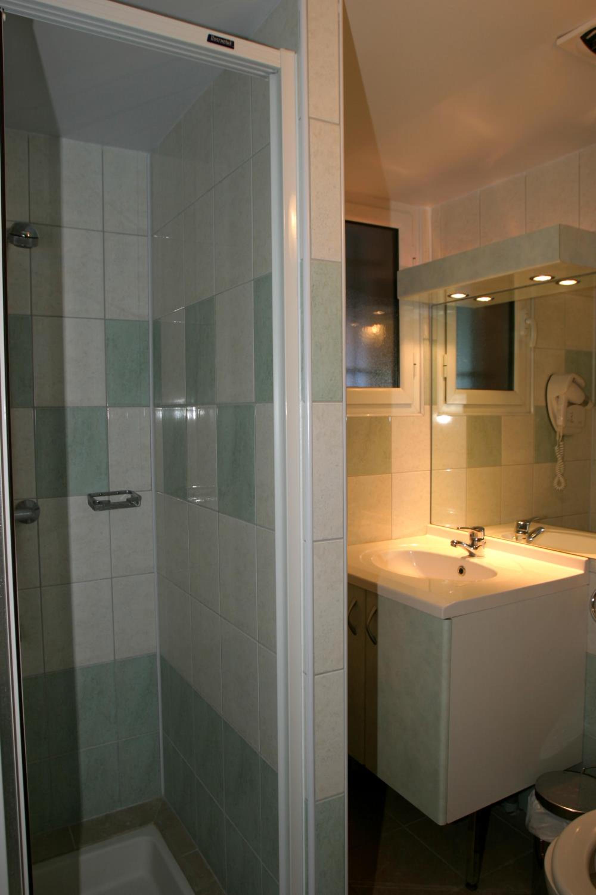 One-Bedroom Apartment (5 Adults) photo 3