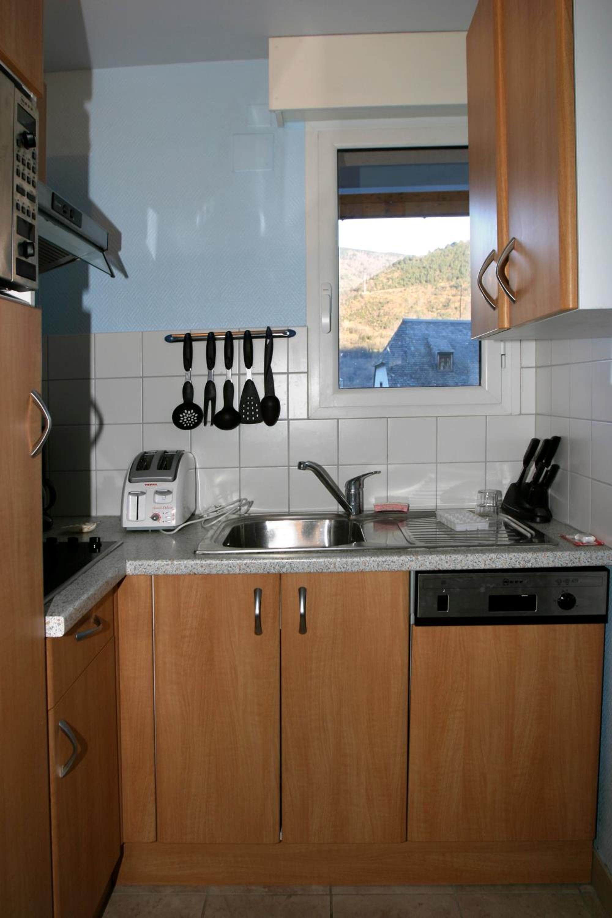 One-Bedroom Apartment (6 Adults) photo 2