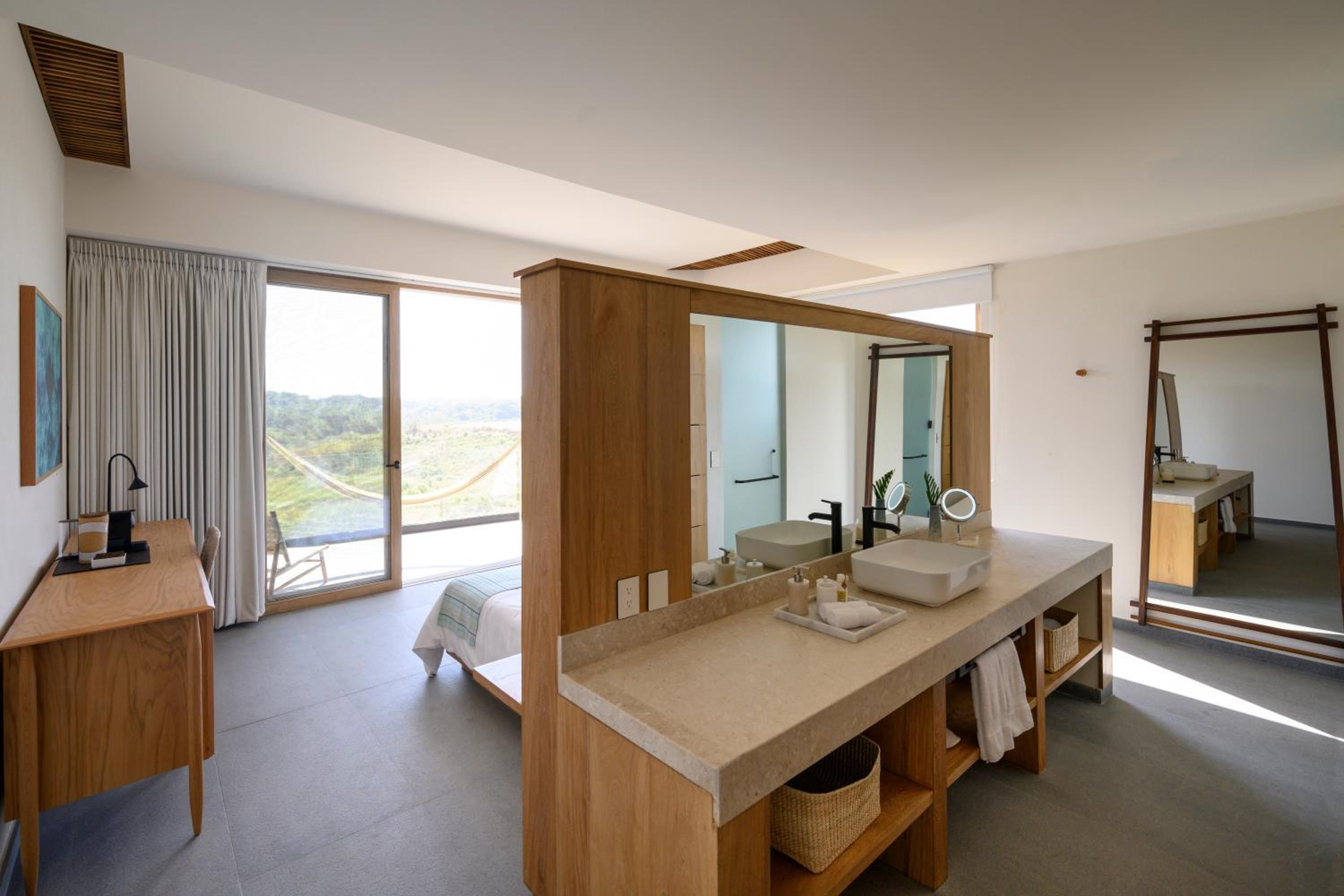 Deluxe Double Room with Balcony - Photo 6